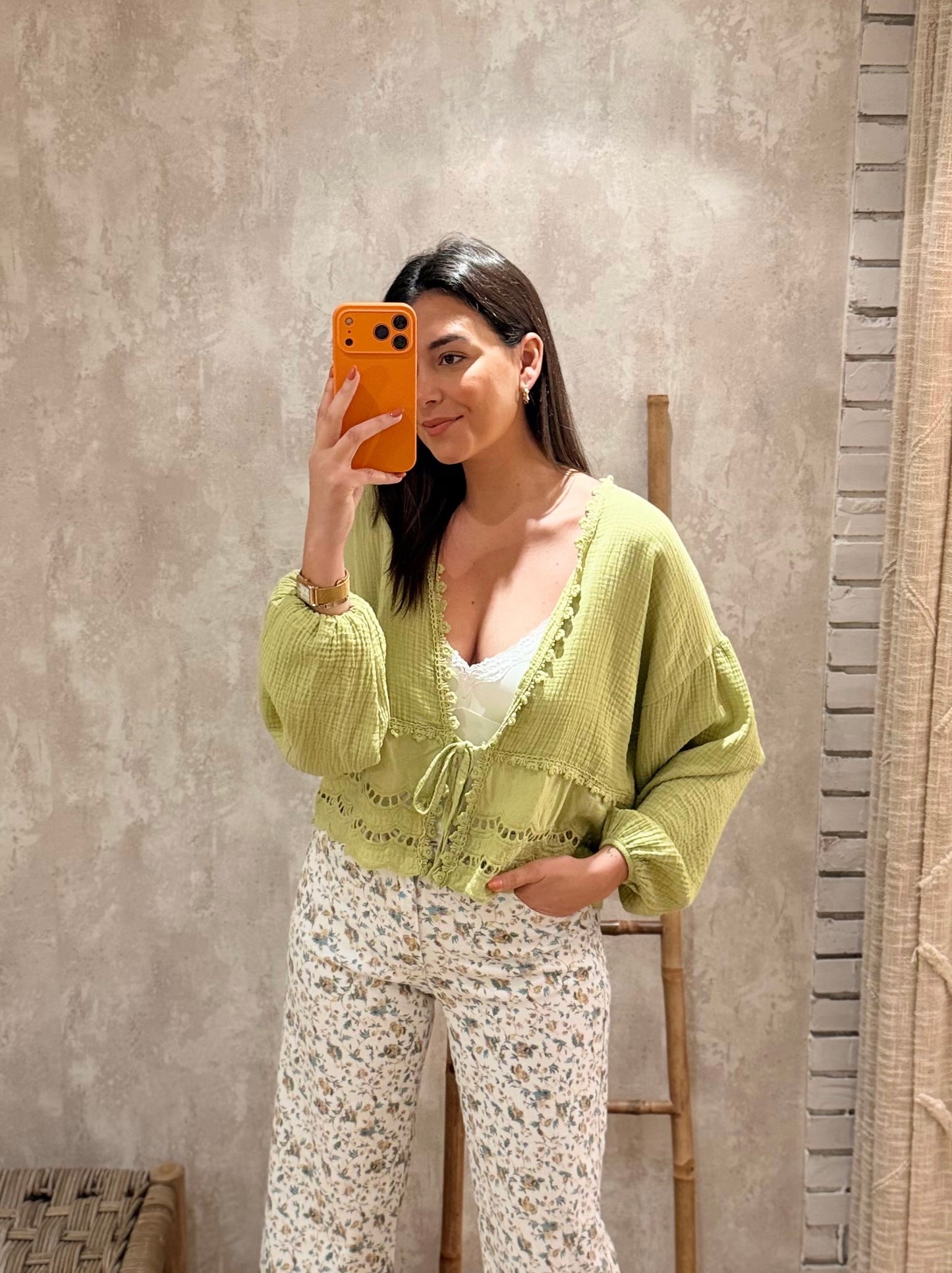 Blusa Boho-Chic com Bordado Inglês