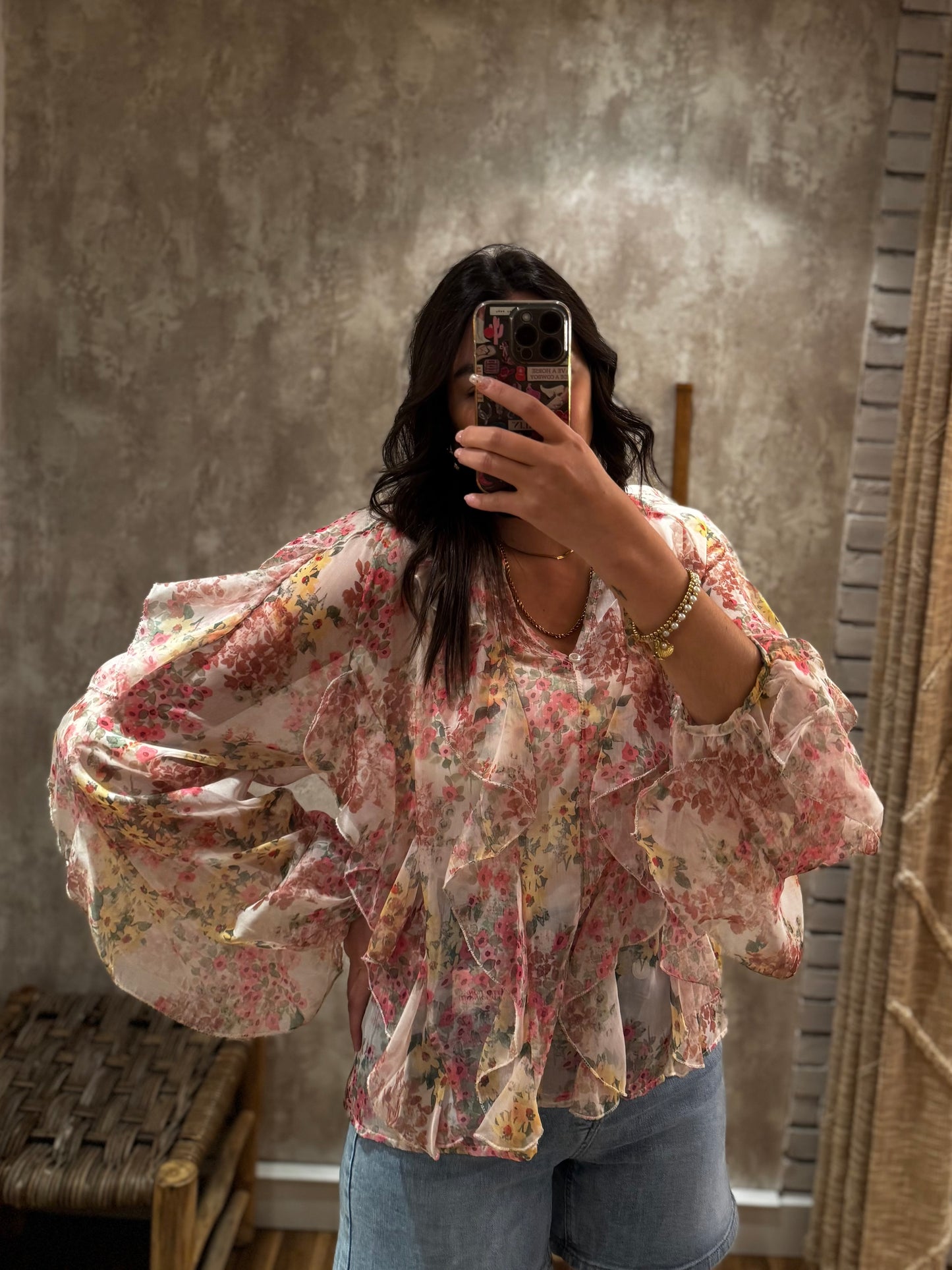 Blusa fluida com transparência e padrão floral