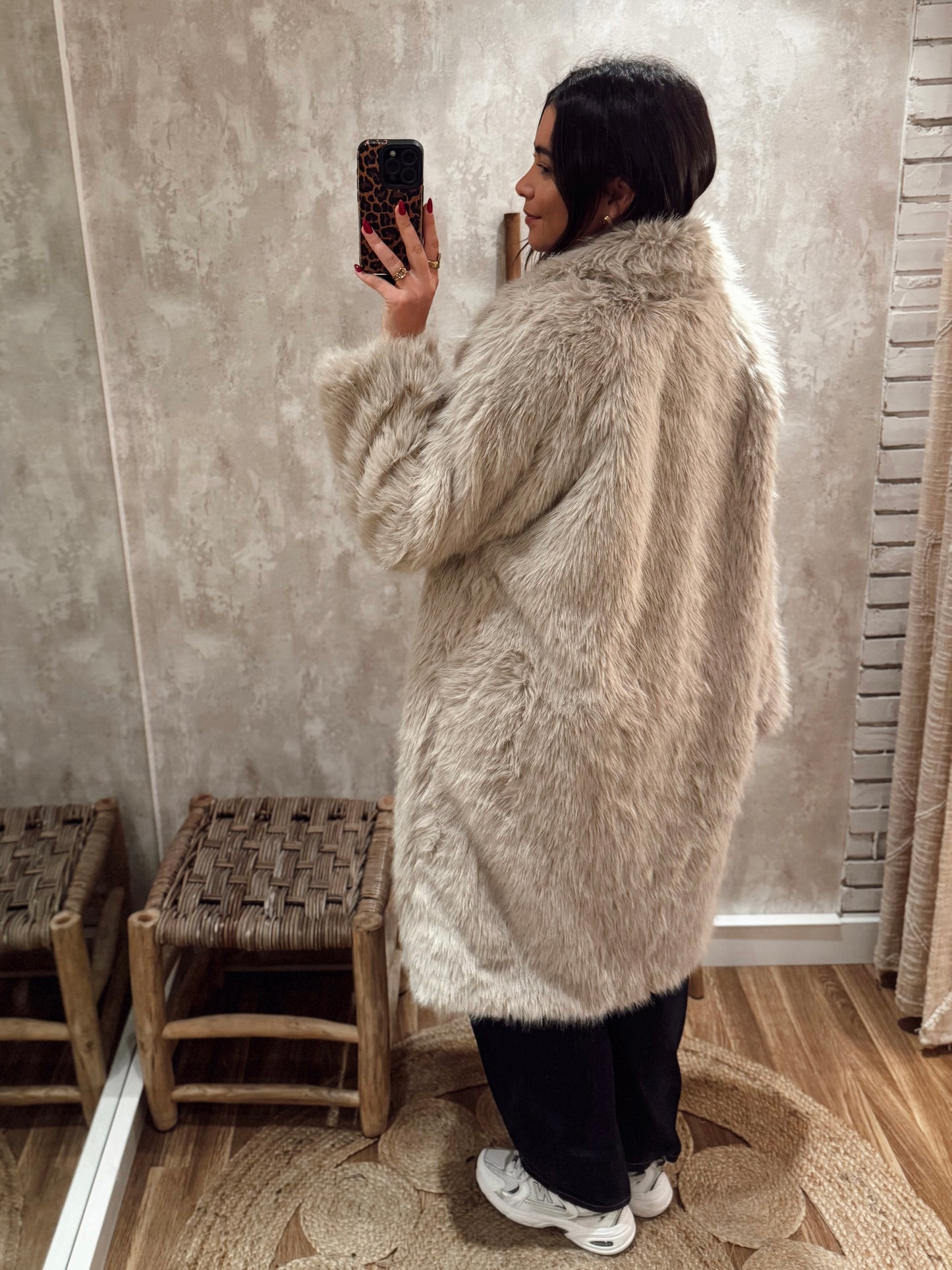 Casaco comprido em pelo sintético