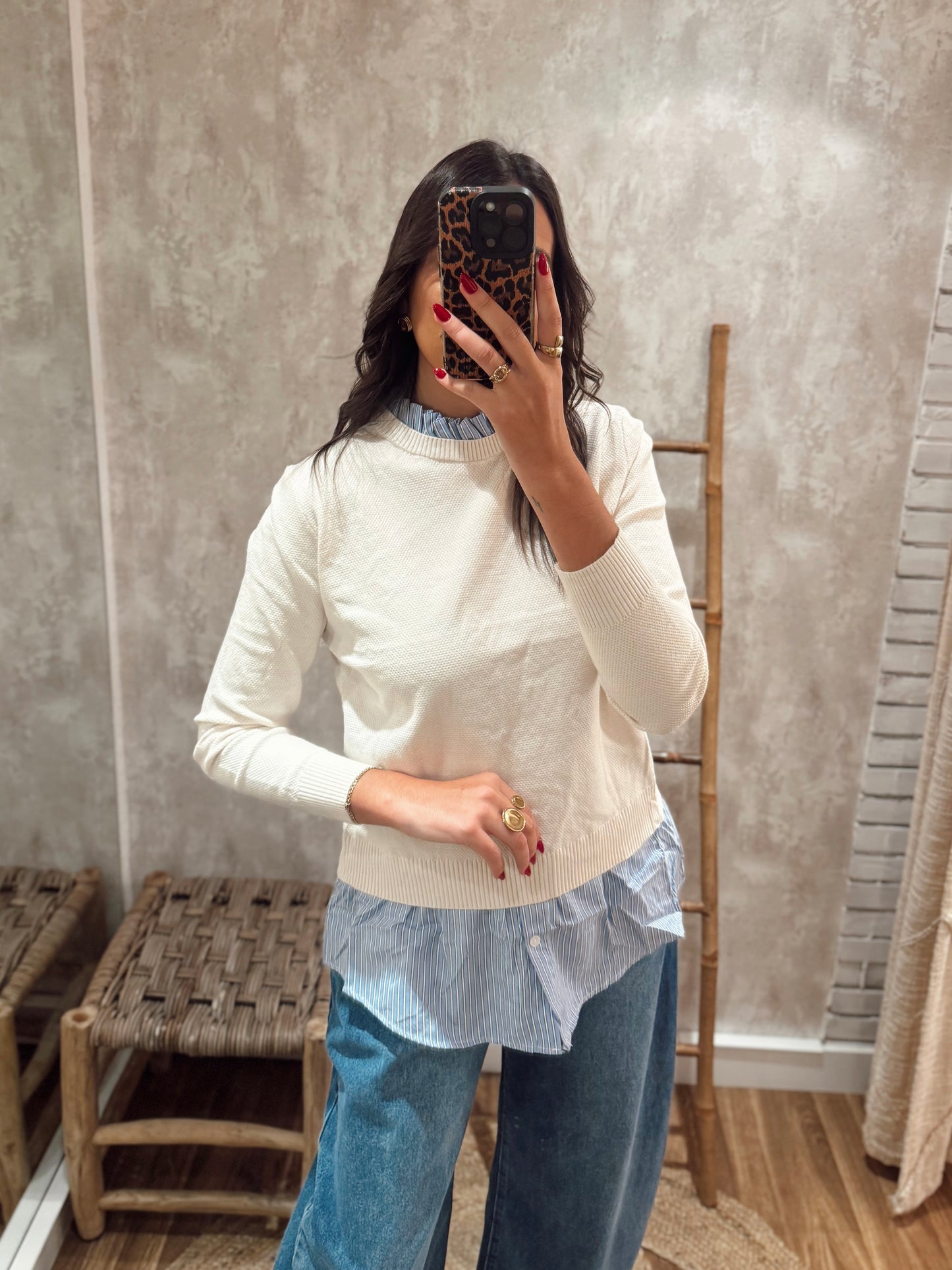 Malha com efeito sobreposição e detalhe de camisa