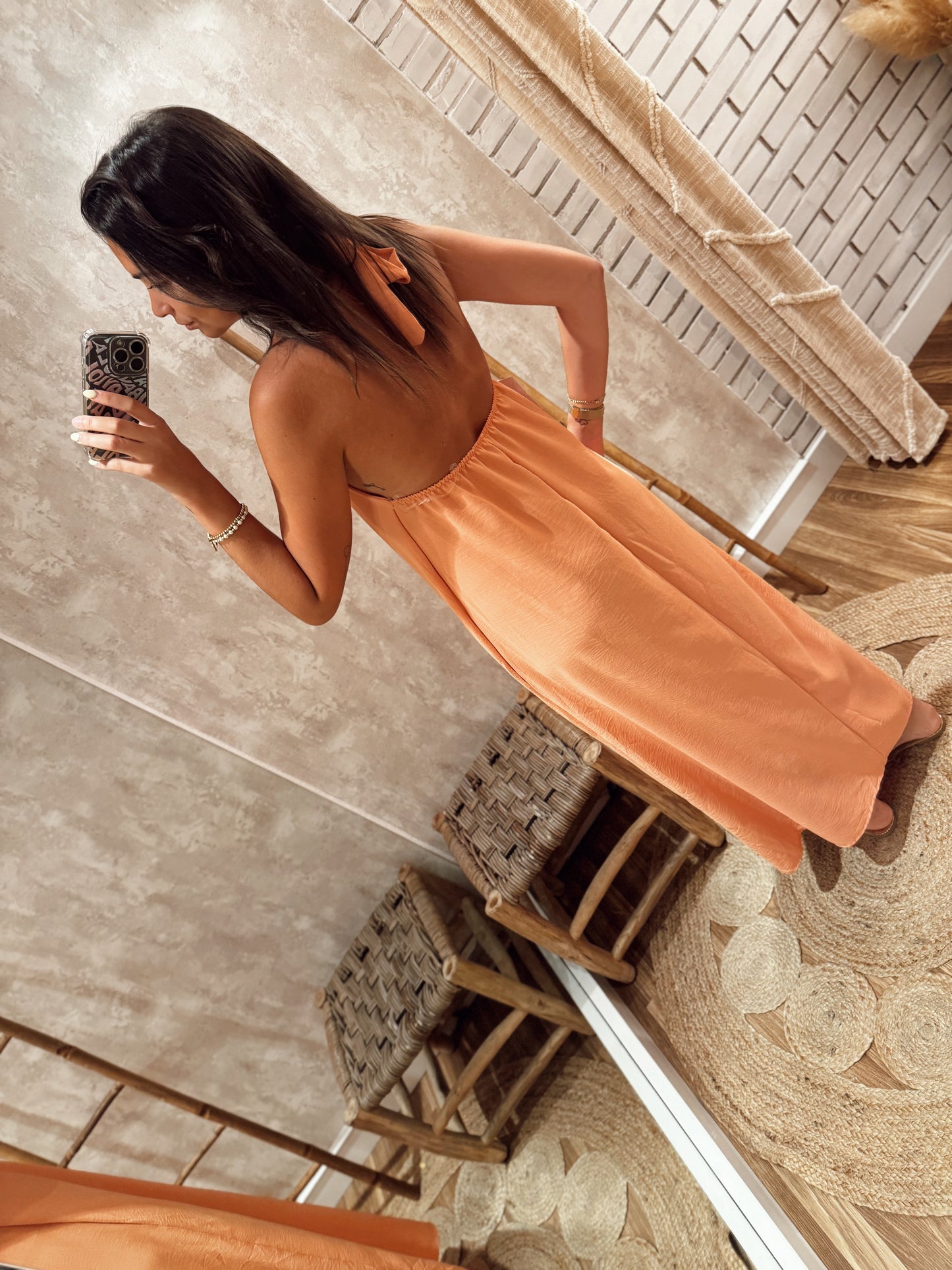 Vestido Fluido com Alças e Detalhe Metálico