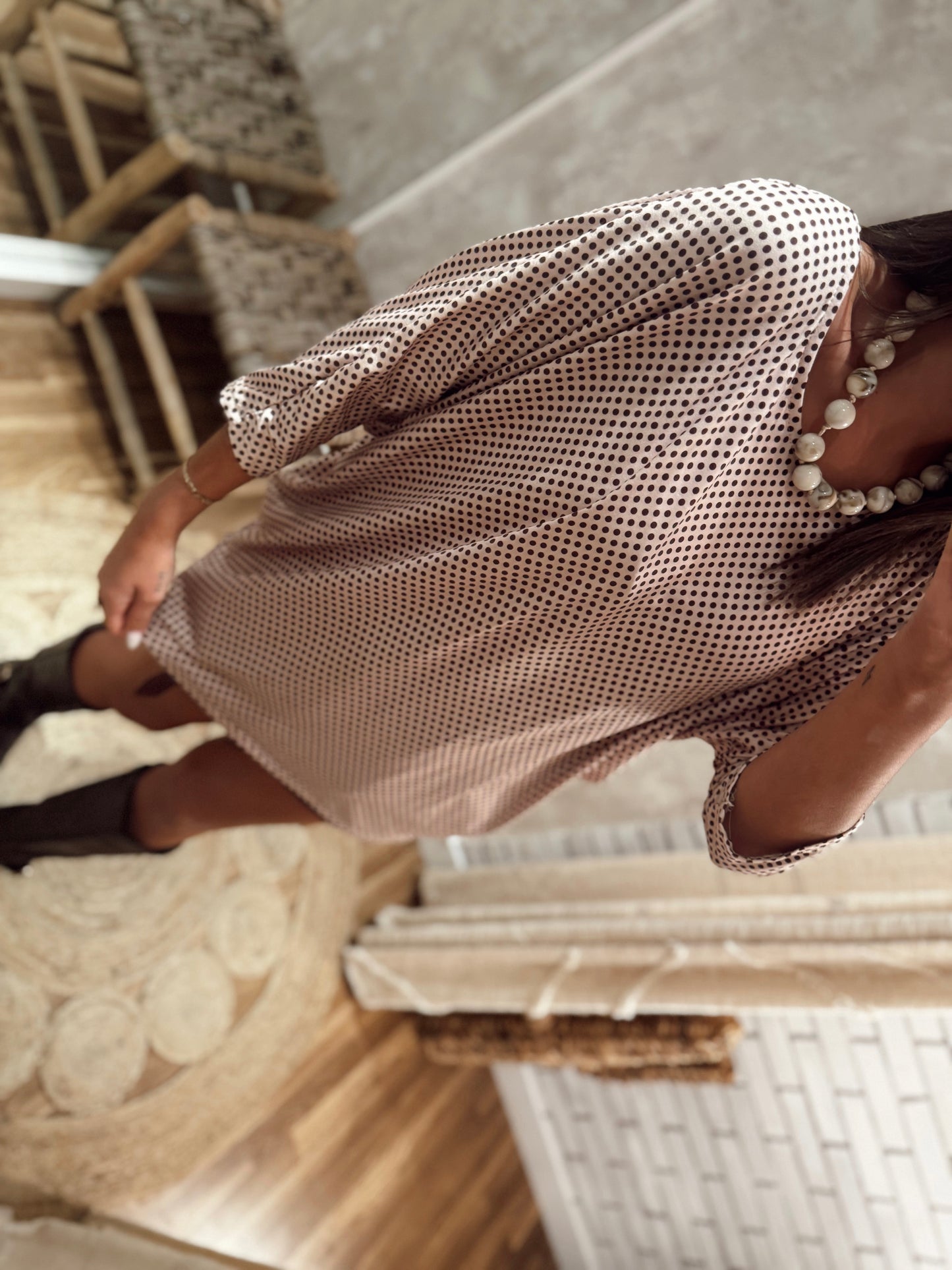 Blusa de corte largo com padrão de pequenas pintinhas