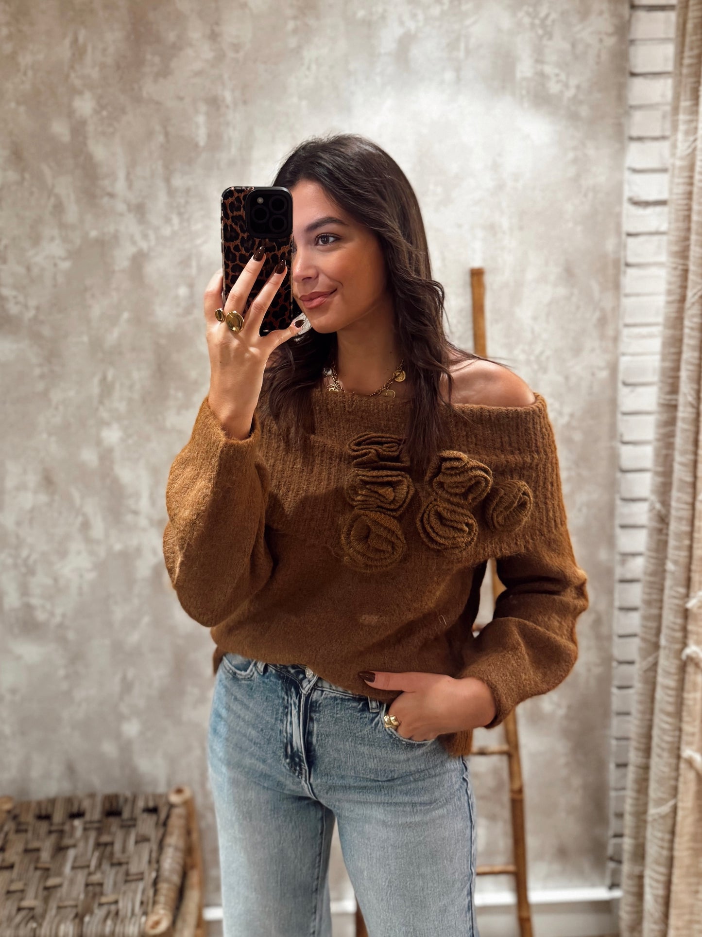 Camisola de malha com decote ombro a ombro e aplicação de flores em relevo