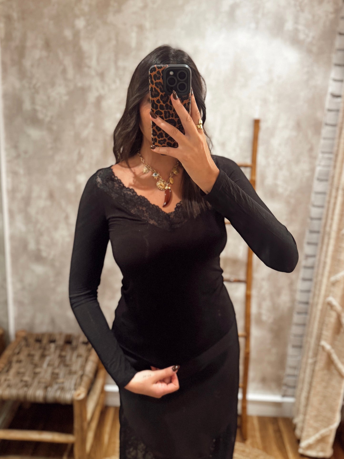 Blusa de manga comprida c/ detalhe de renda na gola