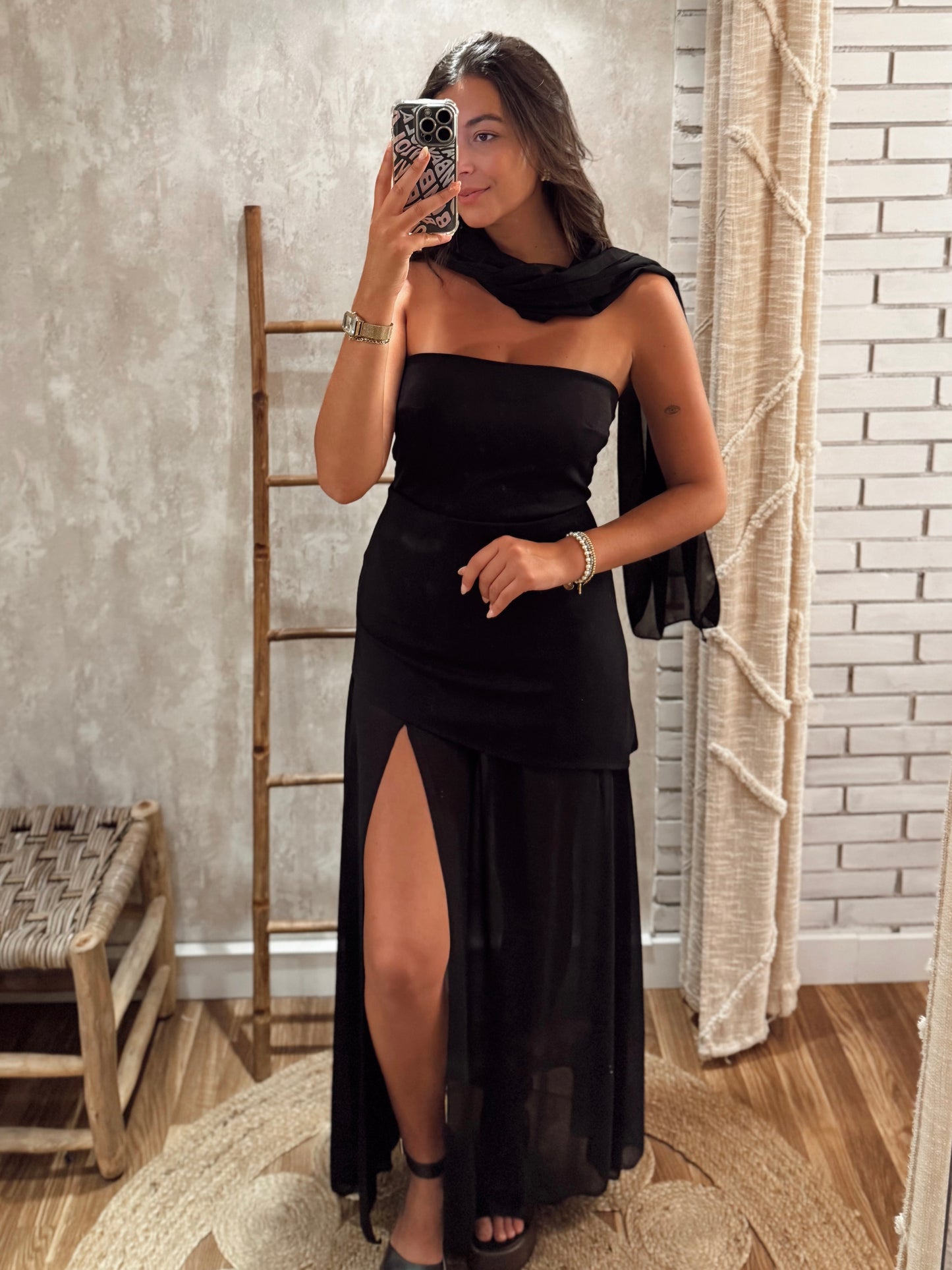 Vestido Preto com Echarpe