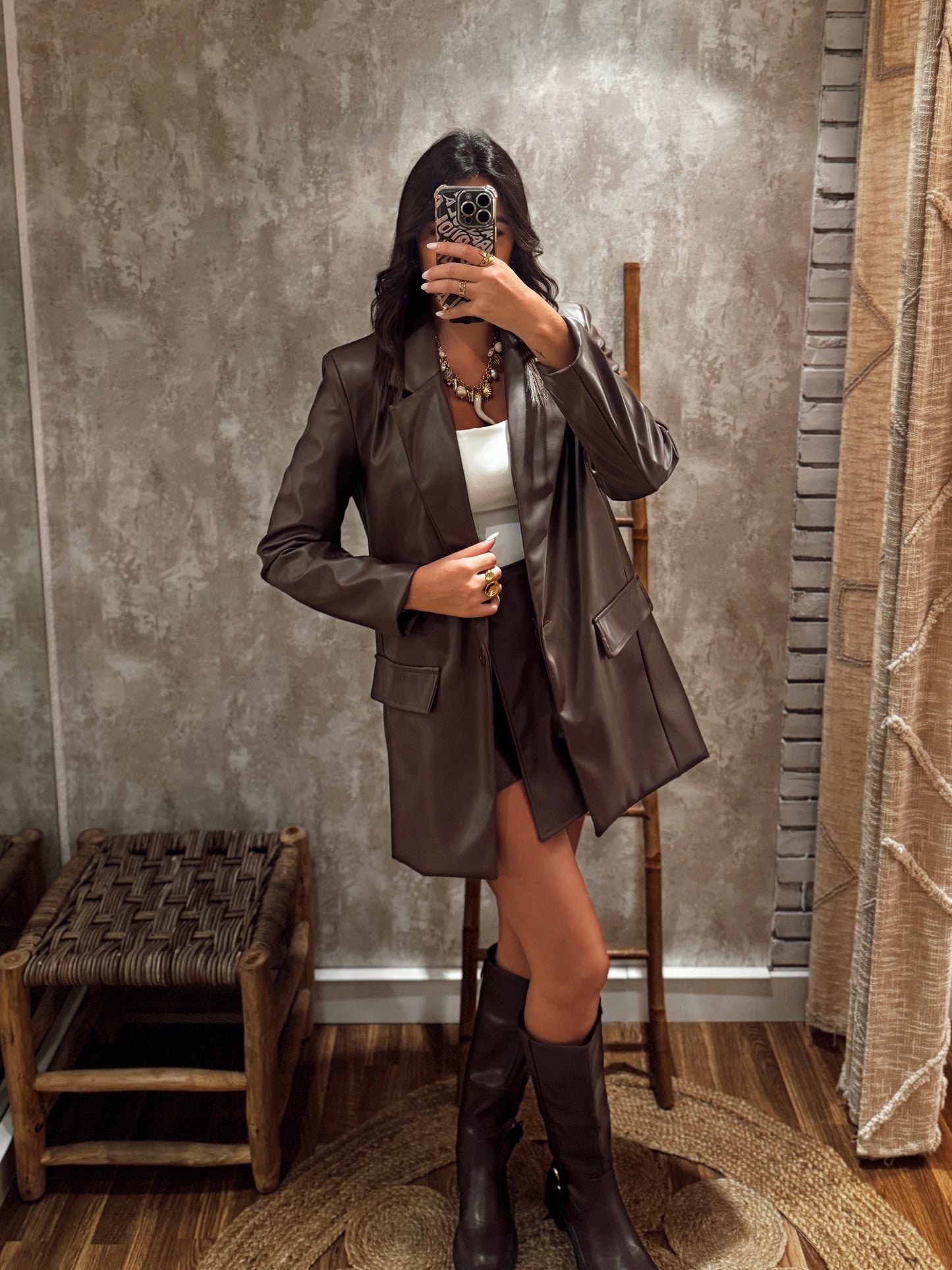 Blazer modelo oversized em eco-pele