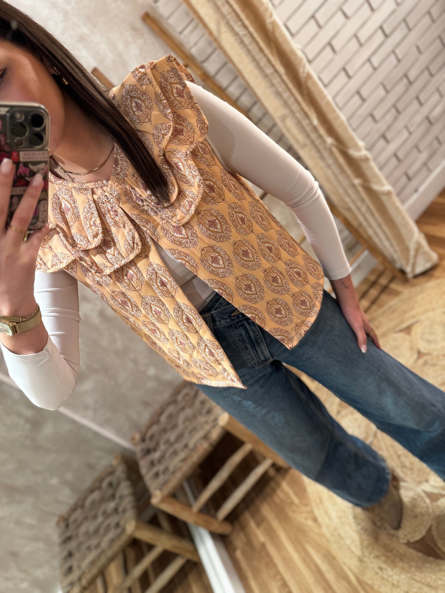 Chaleco acolchado con estampado boho y volantes