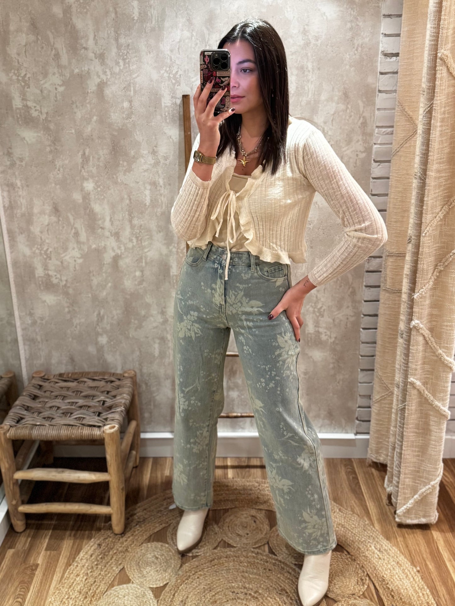 Pantalones anchos en denim ligero desgastado con estampado floral