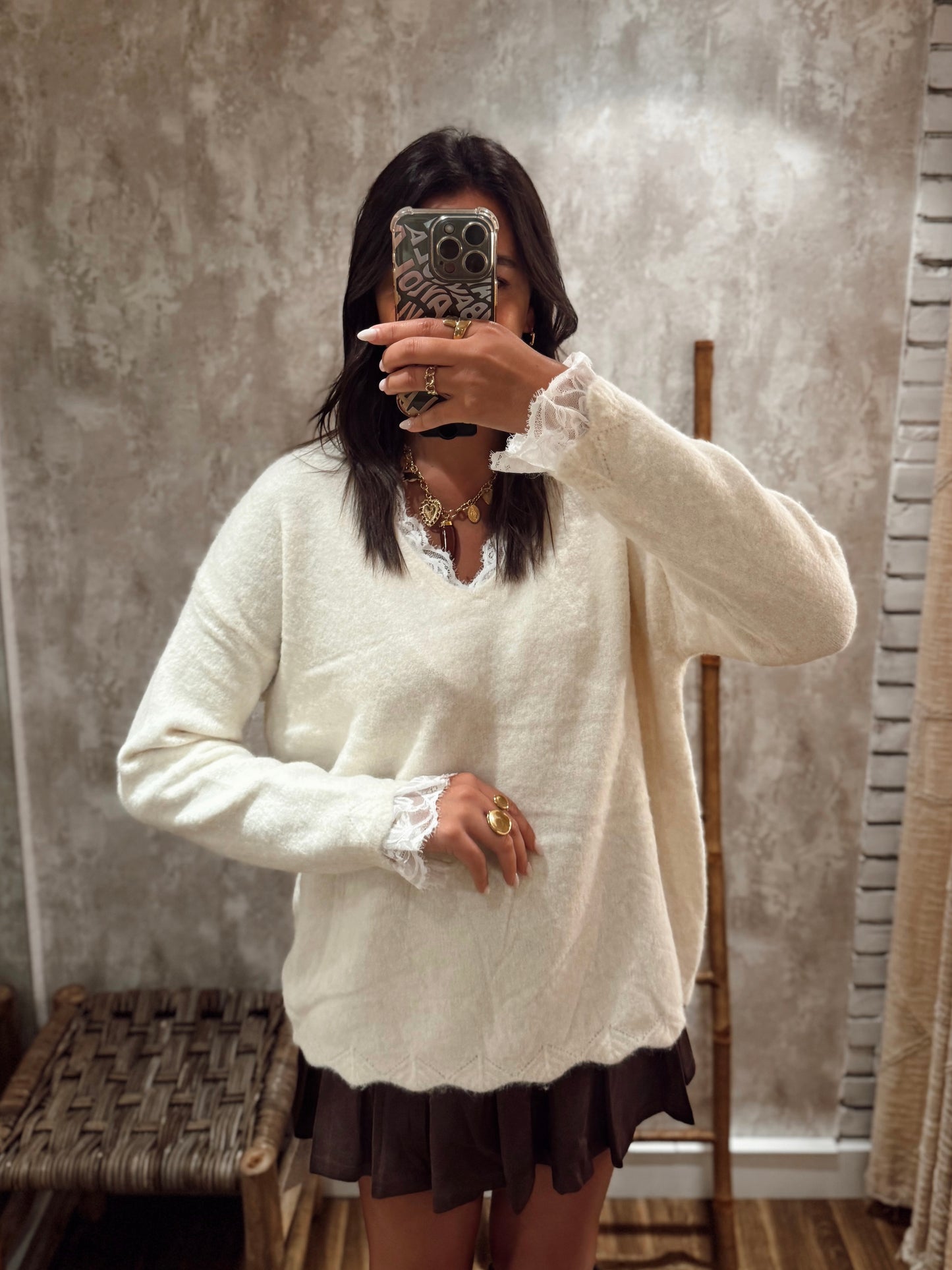 Camisola de malha macia, com detalhe de renda
