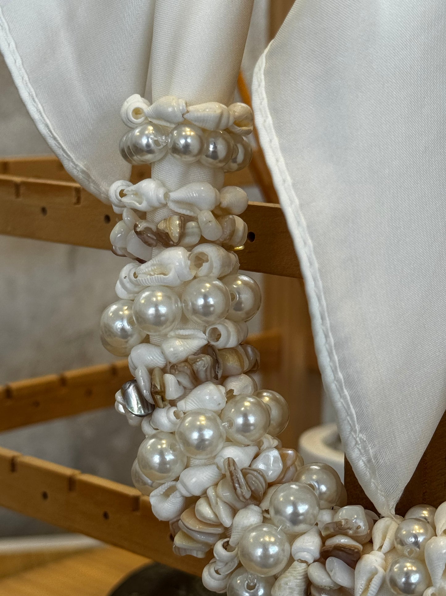 Colar acetinado com pérolas