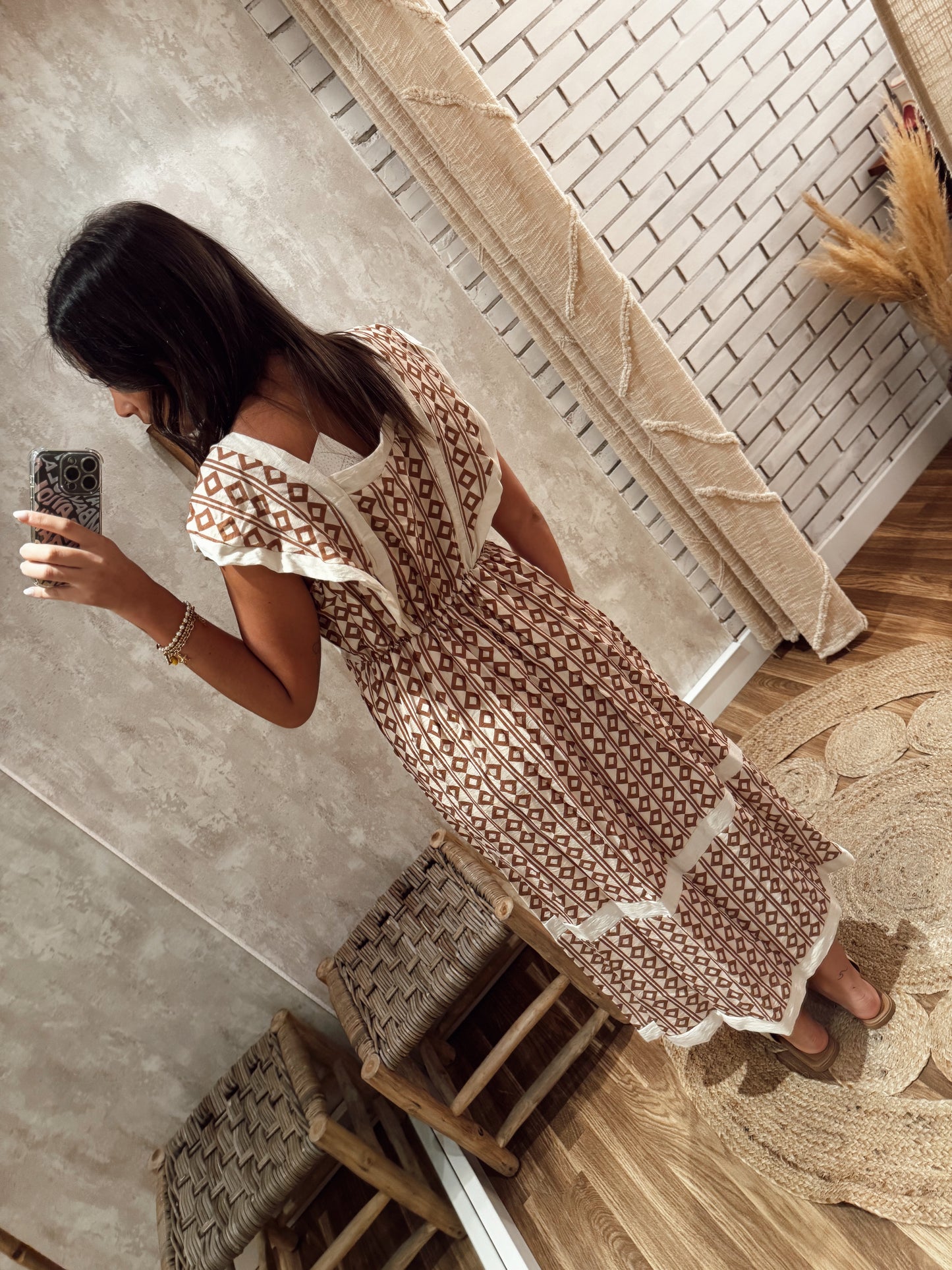 Vestido midi com padrão étnico geométrico em tons terra