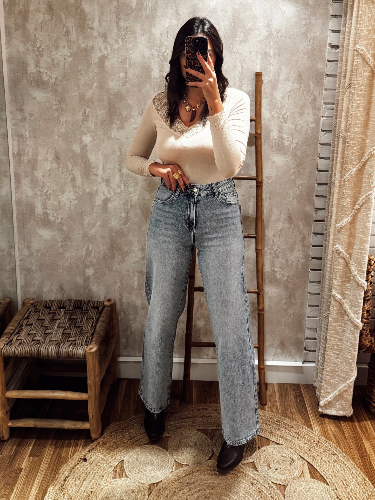 Blusa de manga comprida c/ detalhe de renda na gola