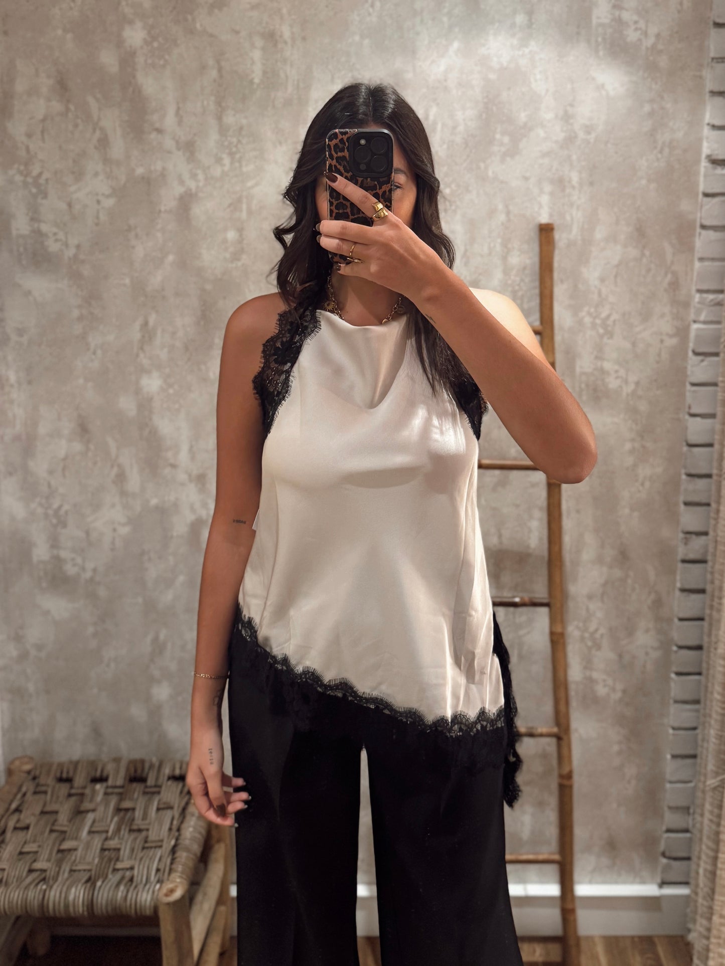 Top acetinado com detalhe assimétrico e aplicação de renda delicada