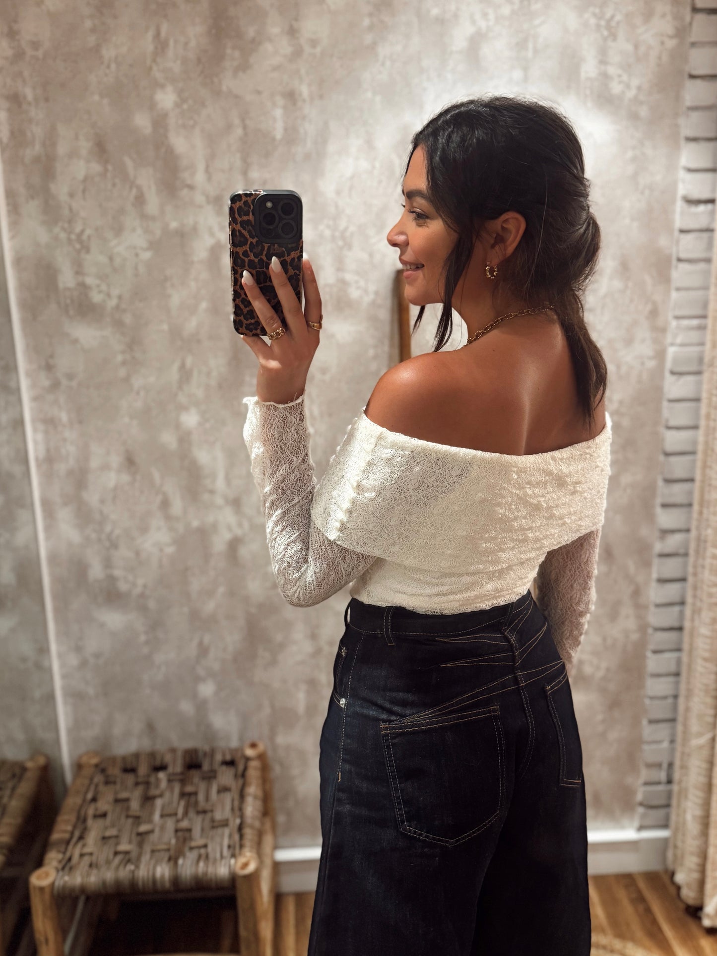 Blusa romântica em renda com decote ombro a ombro