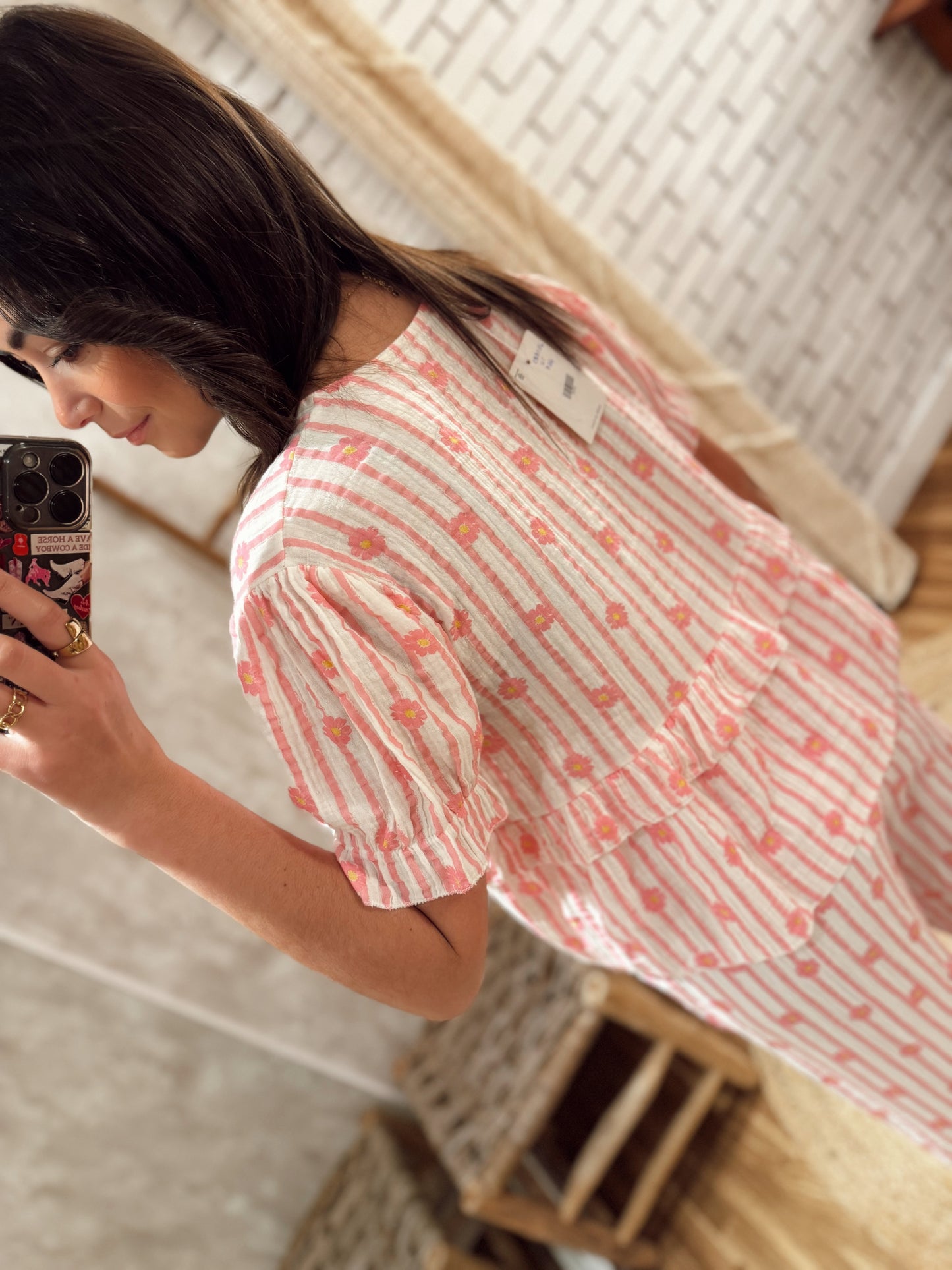 Blusa em tecido leve com padrão de riscas e flores