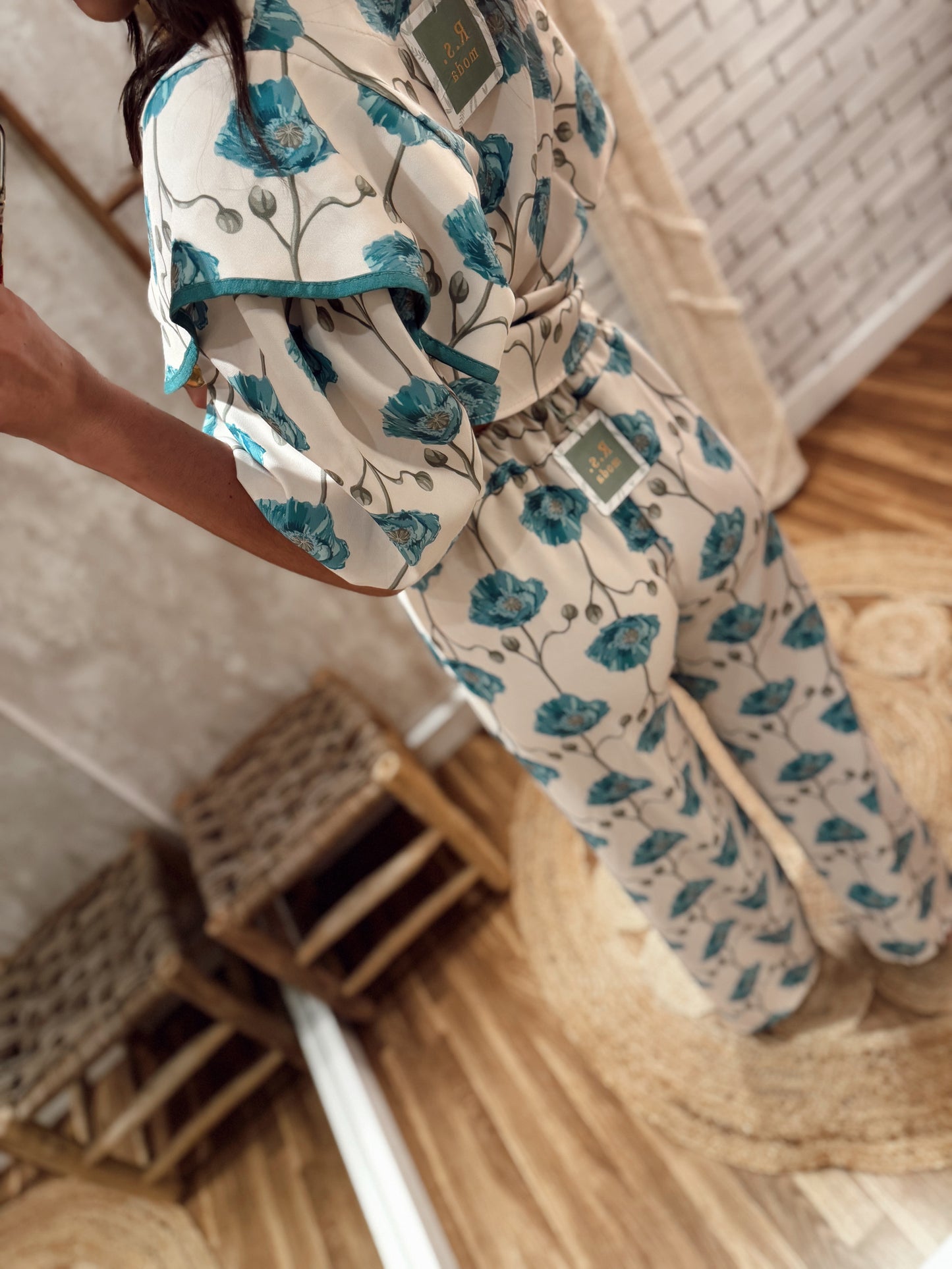 Conjunto floral compuesto por chaqueta corta tipo blazer y pantalón recto
