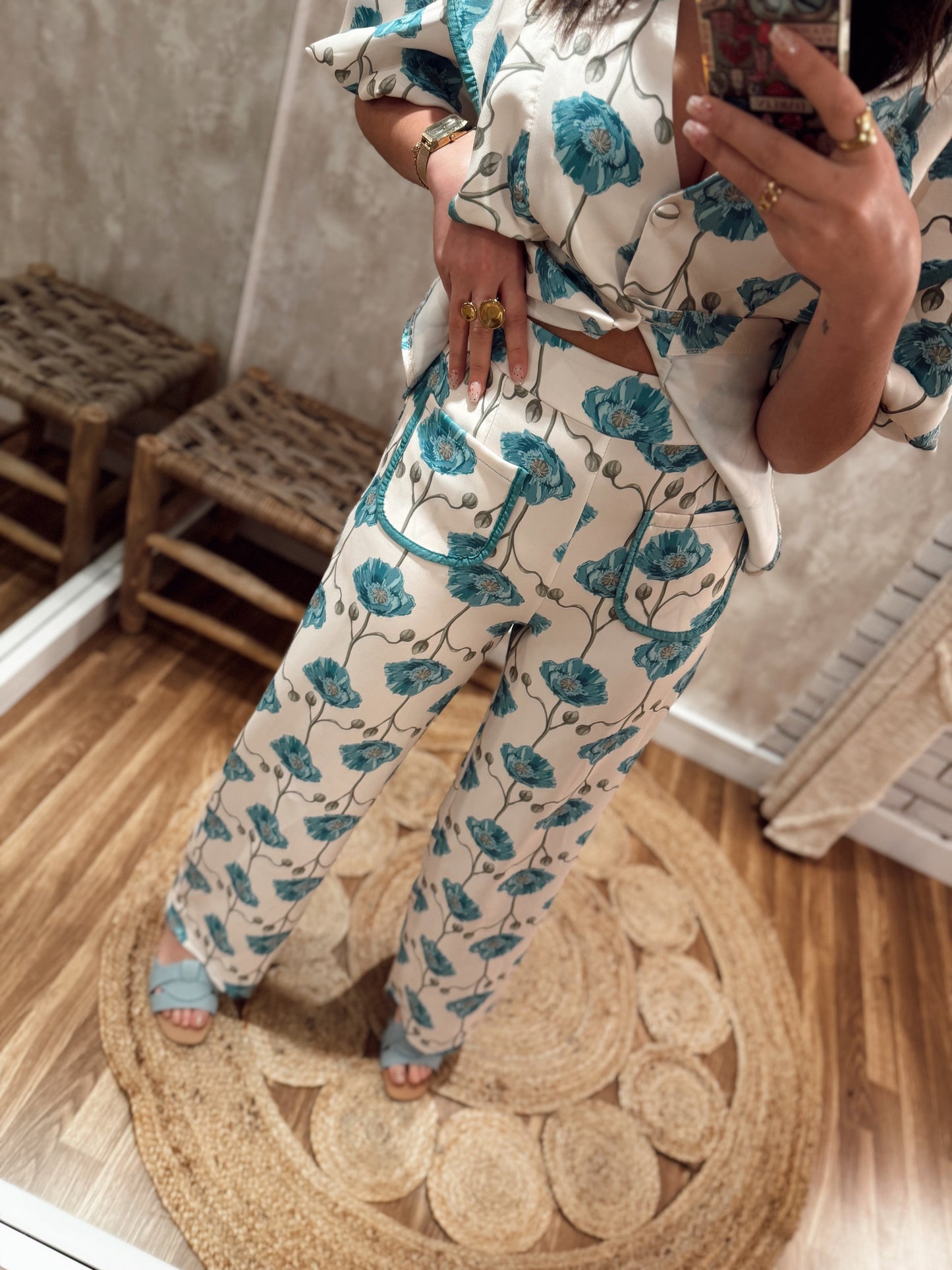 Conjunto floral compuesto por chaqueta corta tipo blazer y pantalón recto