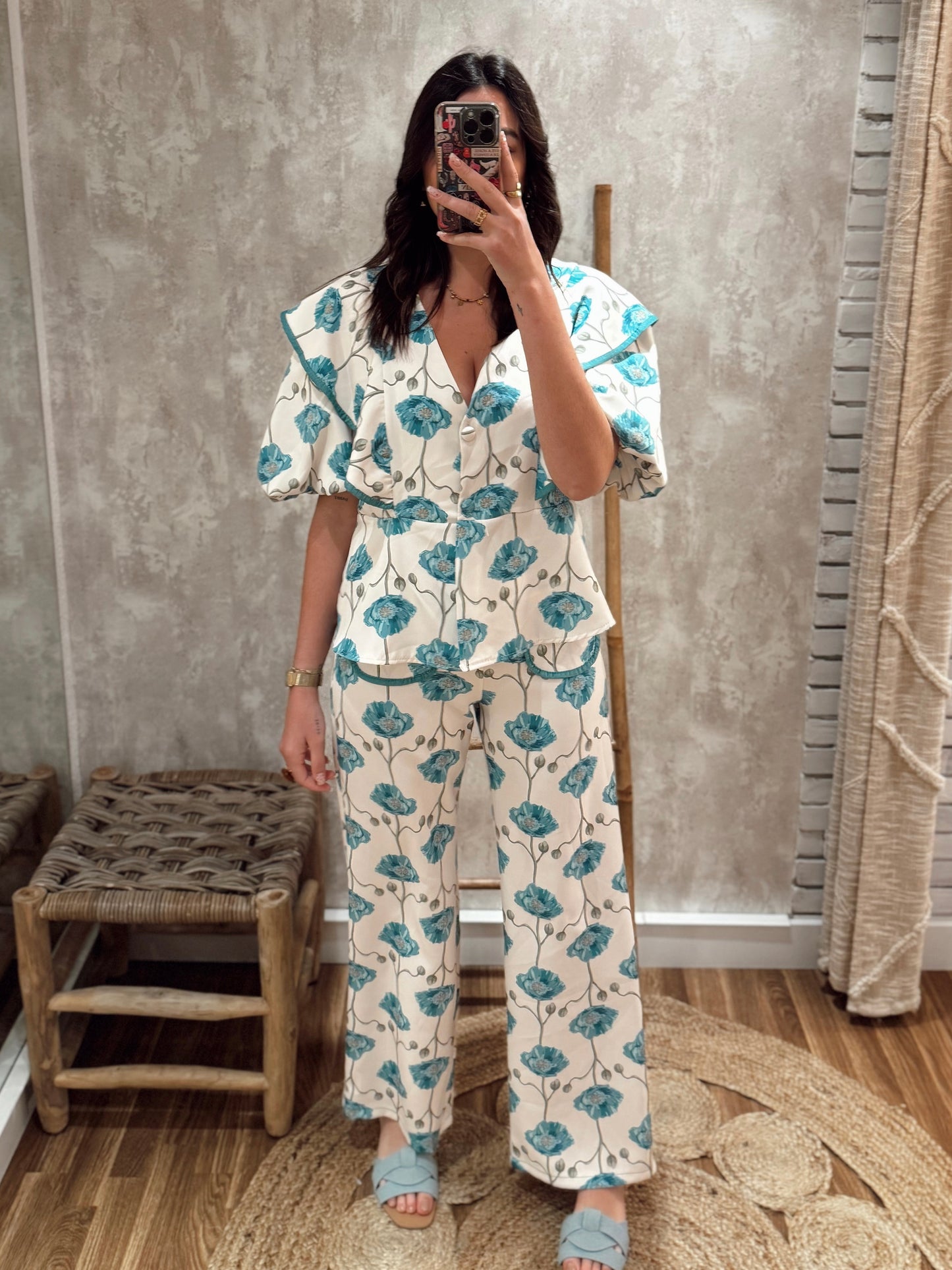 Conjunto floral compuesto por chaqueta corta tipo blazer y pantalón recto