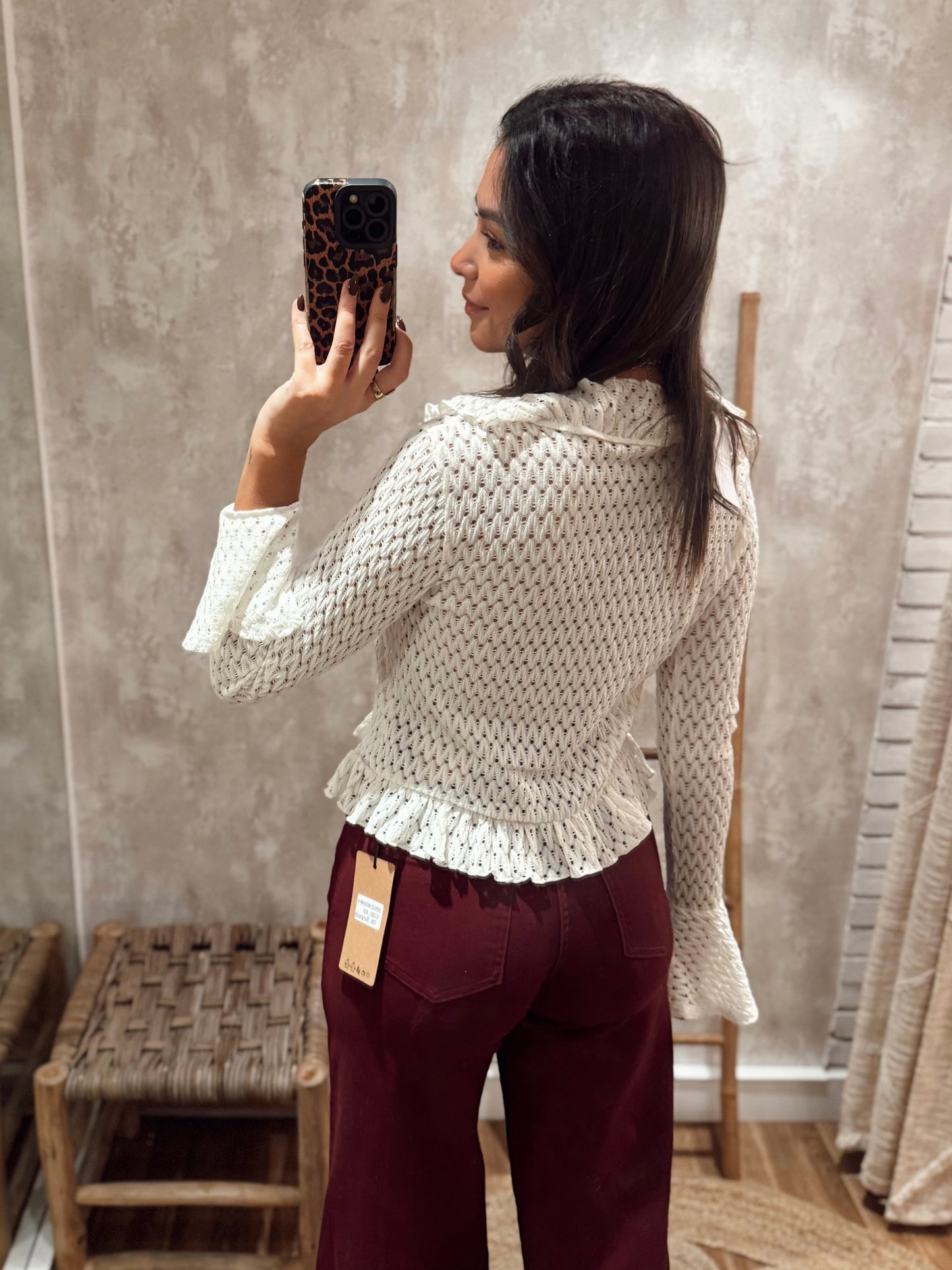 Blusa de malha rendada com folhos