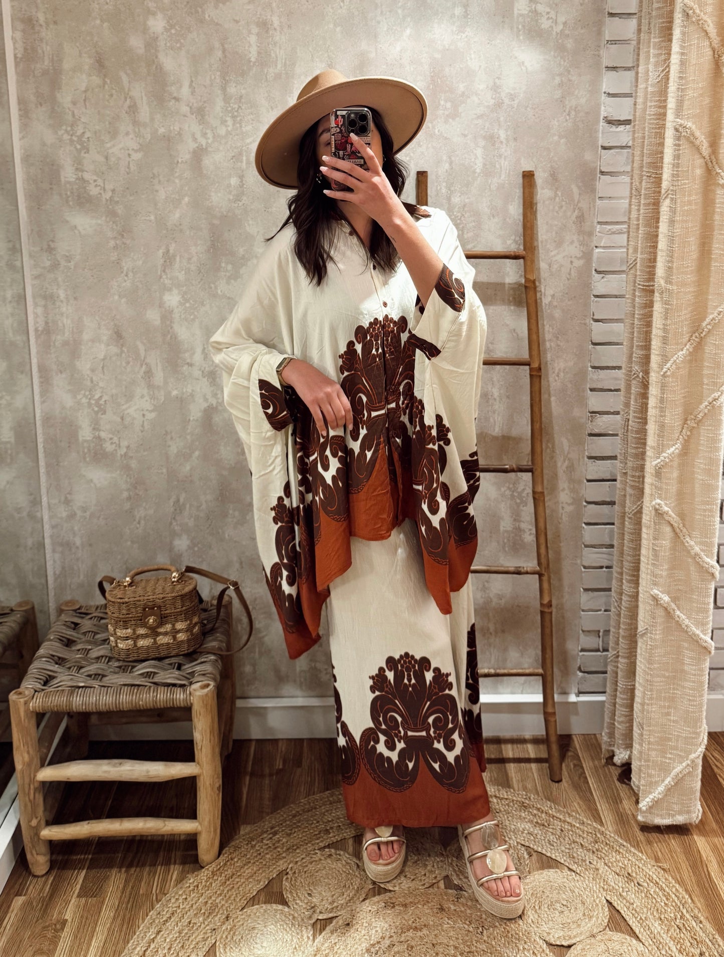 Conjunto de camisa y pantalón