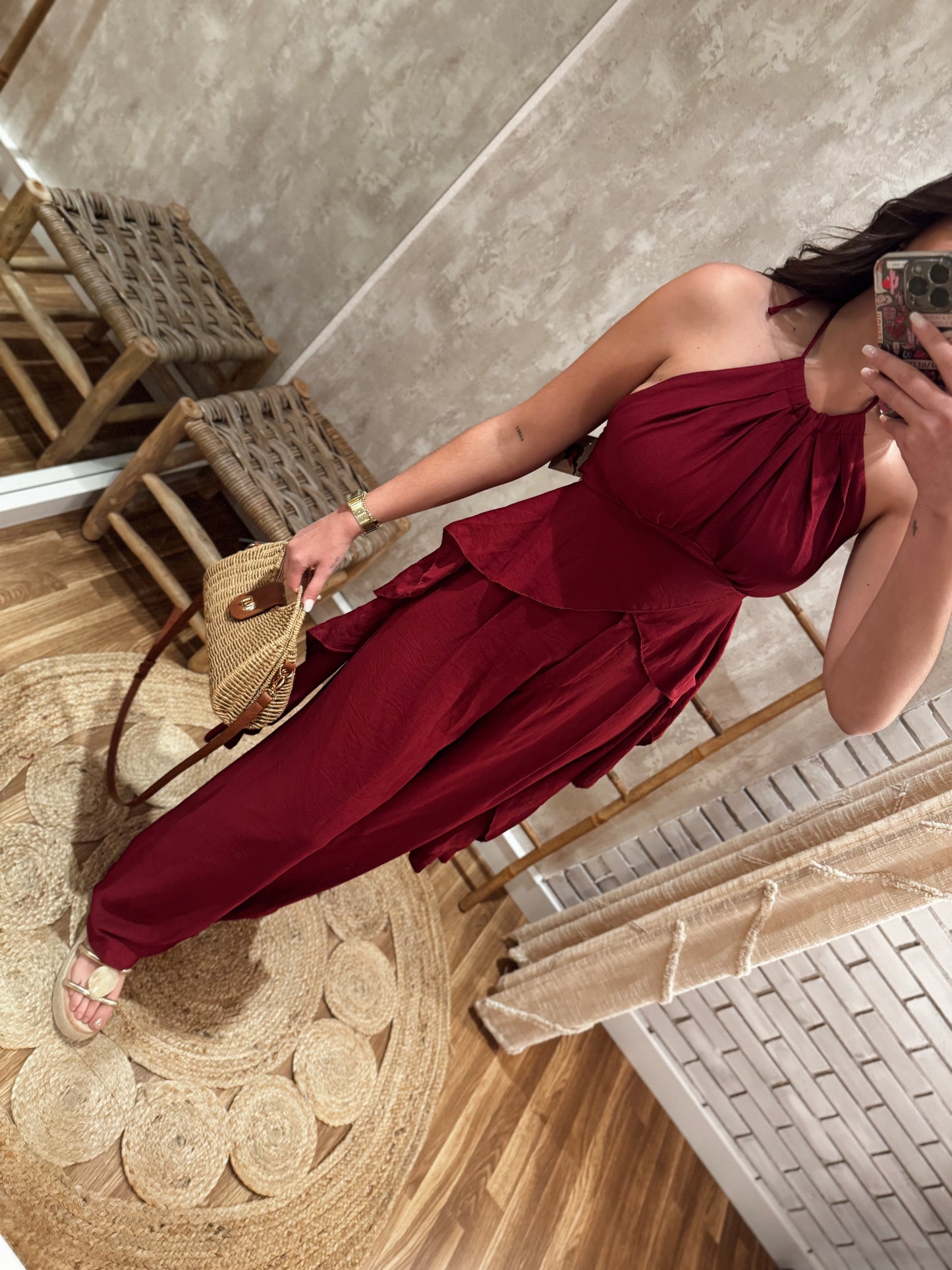 Conjunto compuesto por top estilo halter con volantes y pantalón.