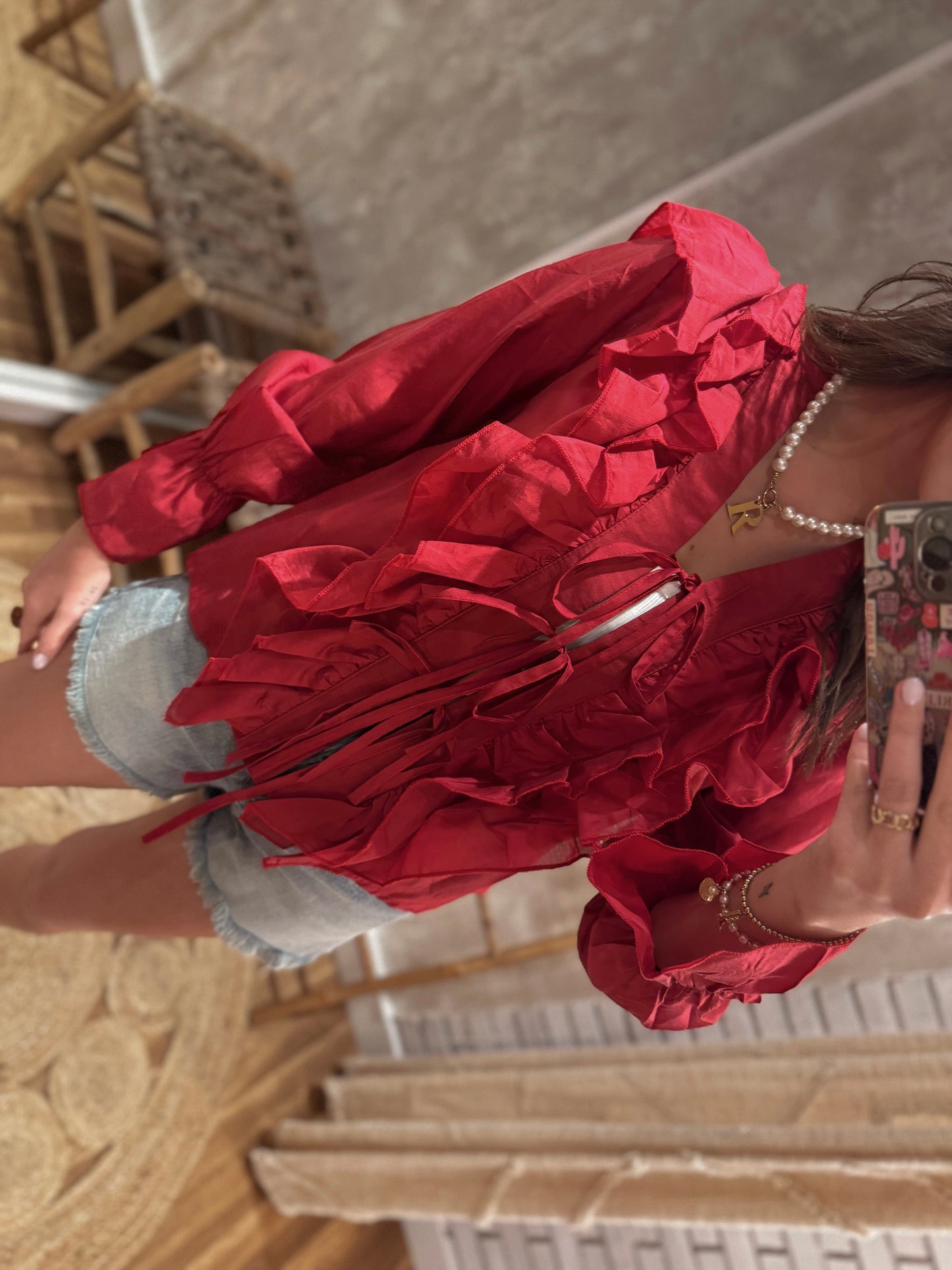 Blusa de seda transparente com atilhos e folhos
