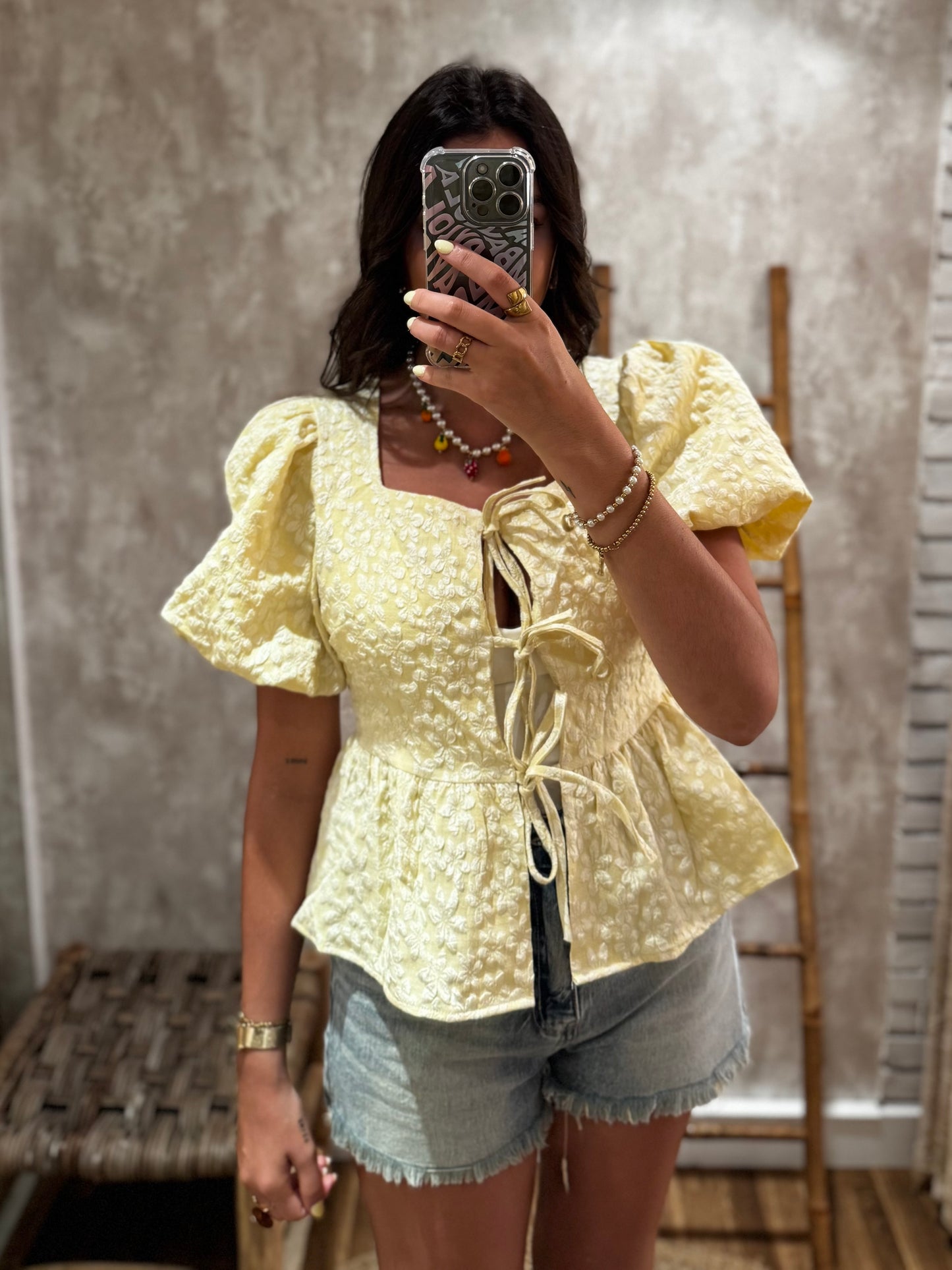 Top estructurado con mangas cortas abullonadas y textura floral en relieve - Mochy