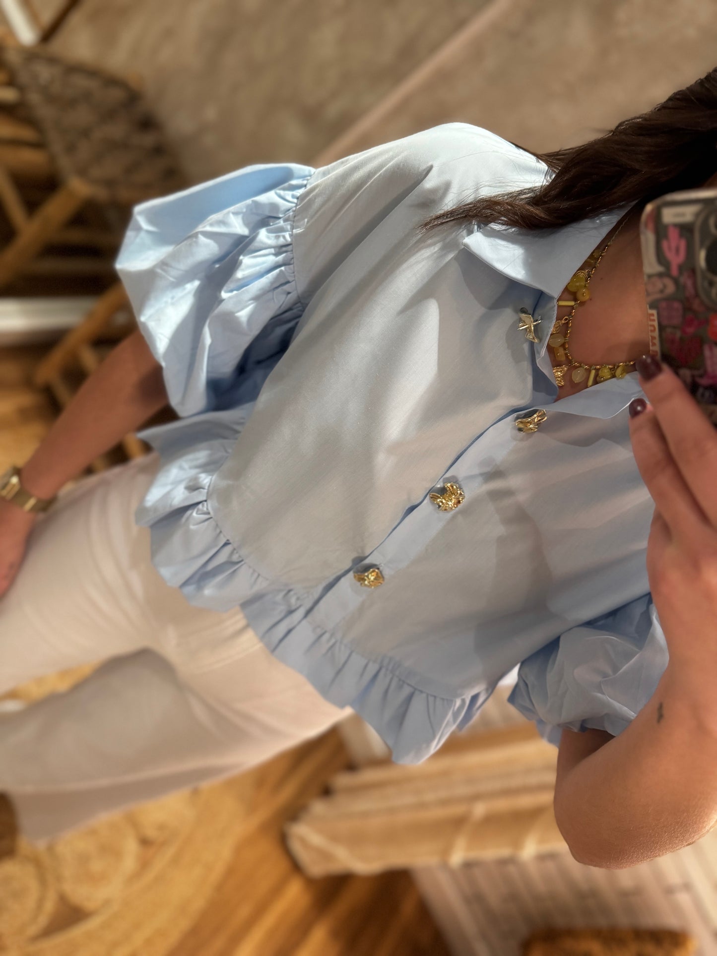 Camisa con volantes y botones dorados