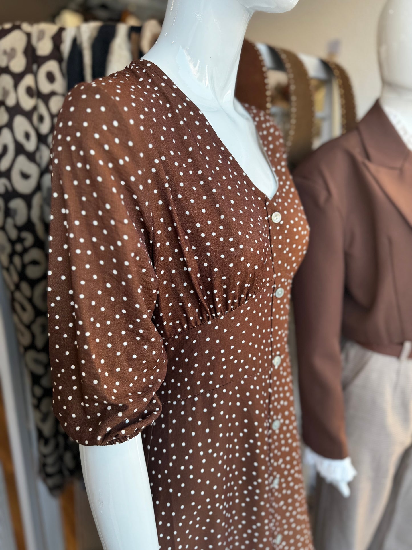Vestido comprido com padrão de pintinhas