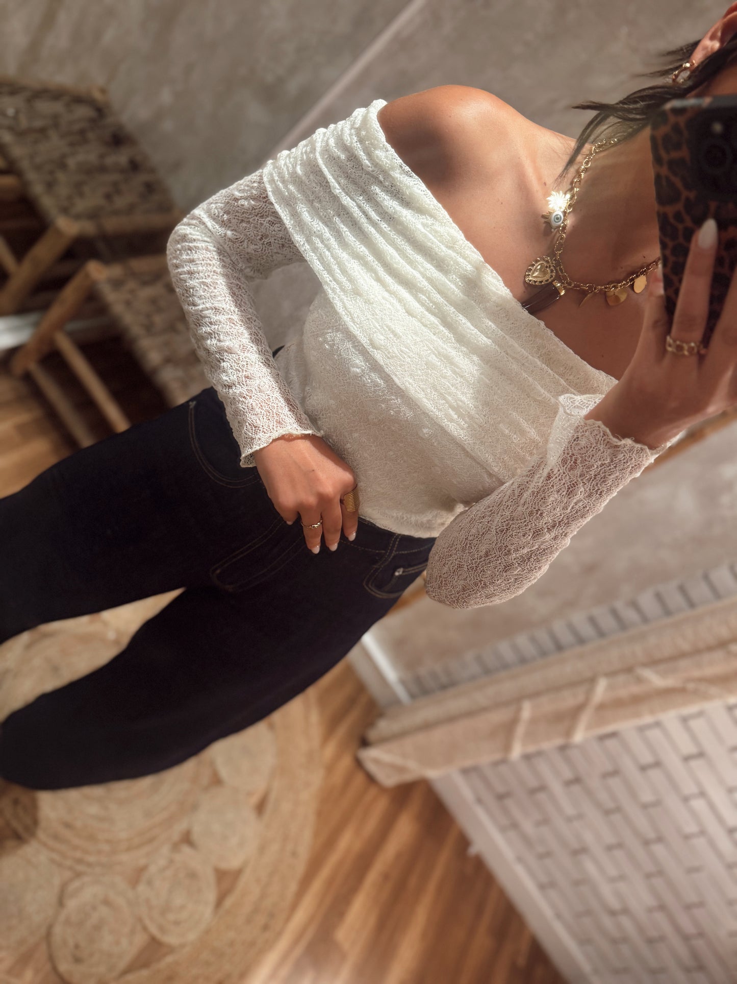 Blusa romântica em renda com decote ombro a ombro