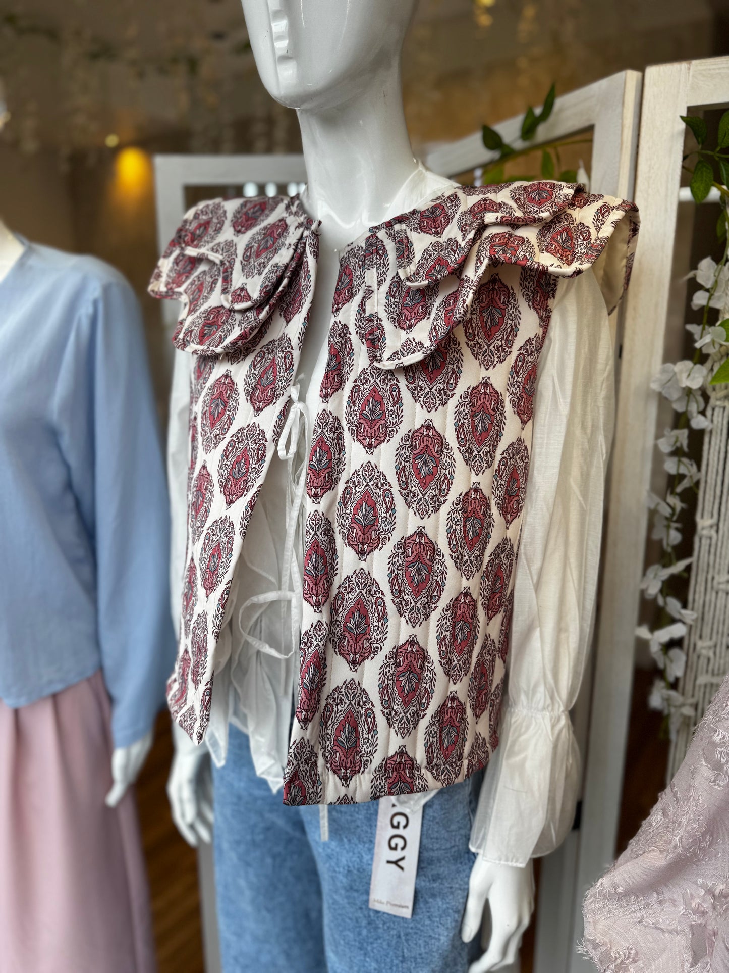 Chaleco acolchado con estampado boho y volantes