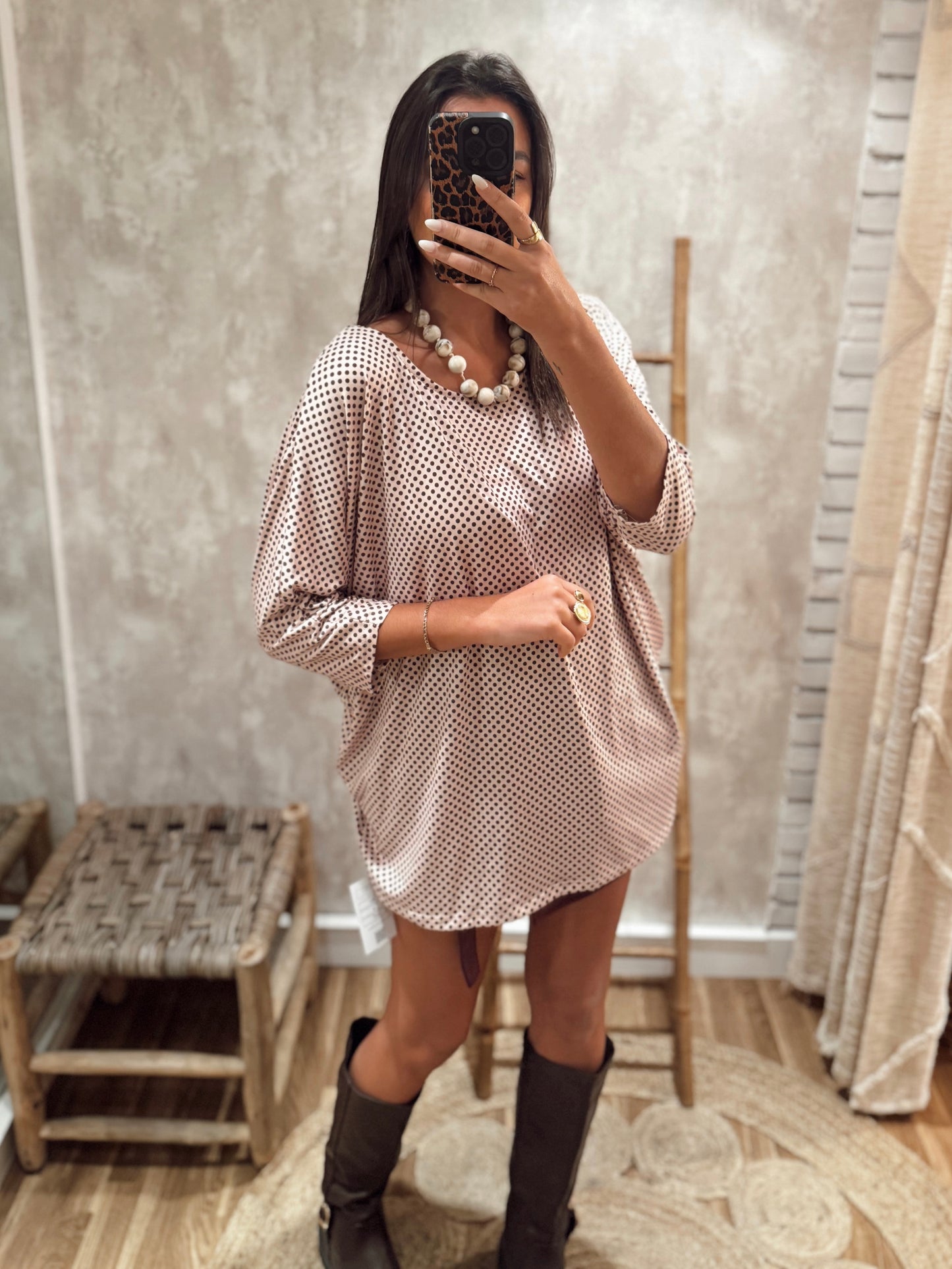 Blusa de corte largo com padrão de pequenas pintinhas