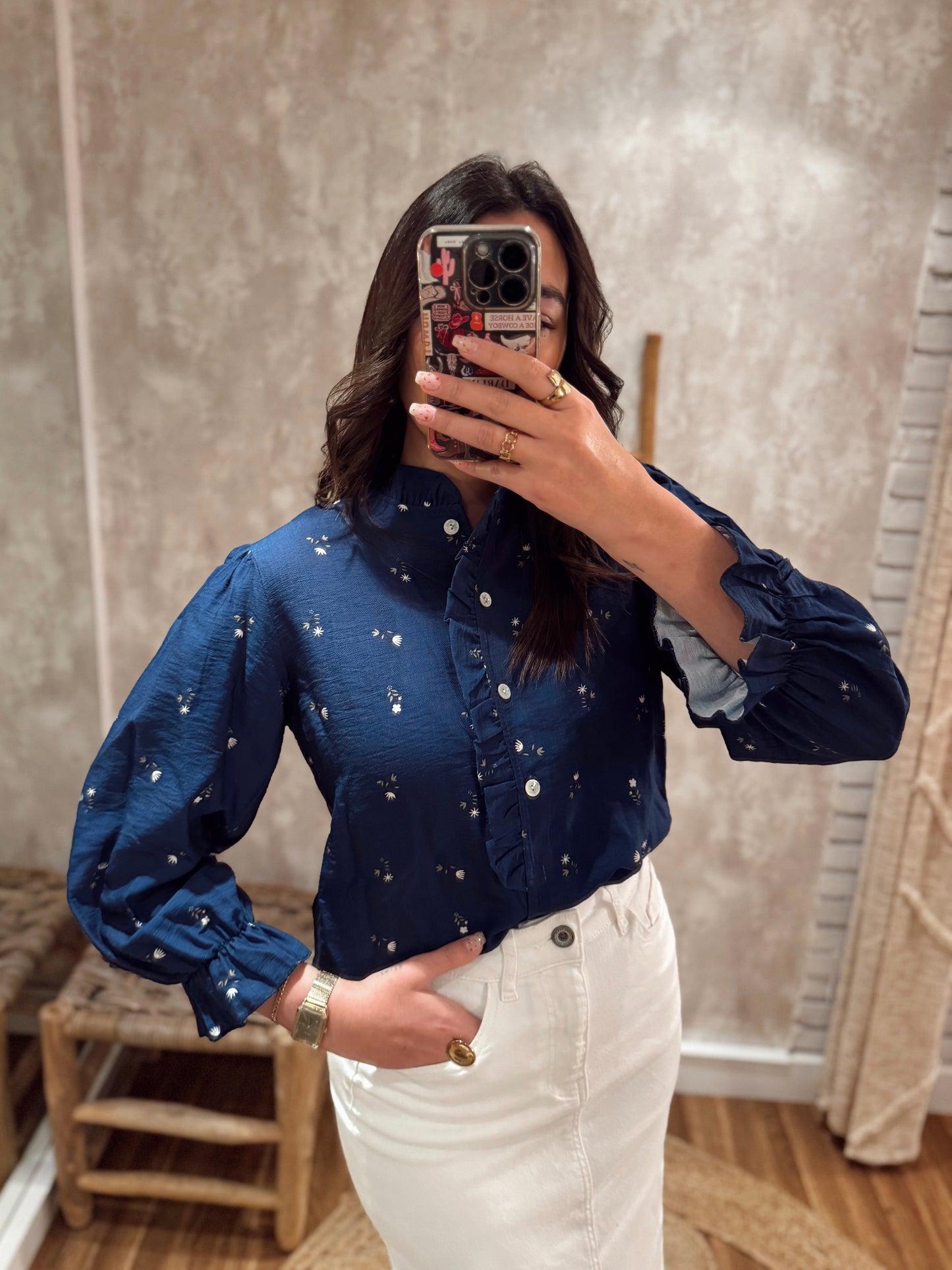 Camisa de tejido ligero con un delicado estampado floral.
