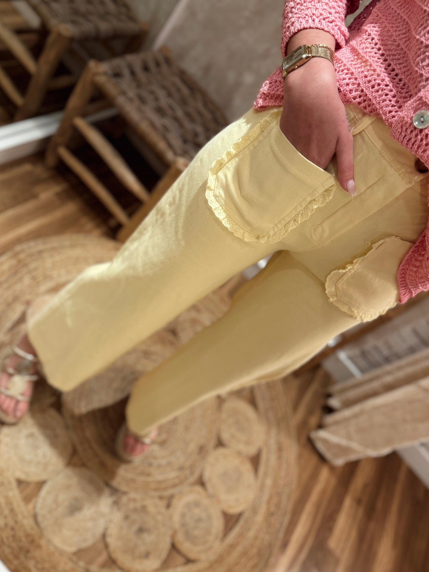 Pantalones con detalle bordado en los bolsillos.