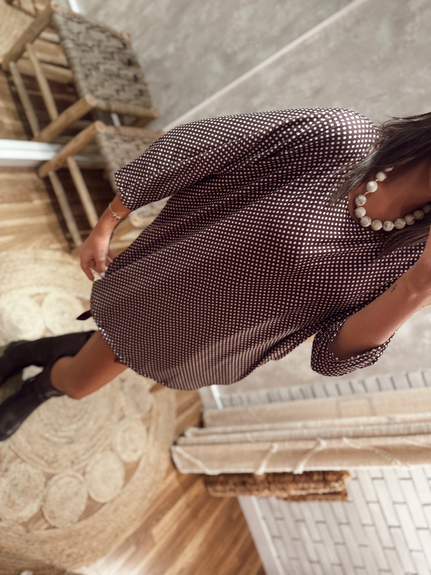 Blusa de corte largo com padrão de pequenas pintinhas