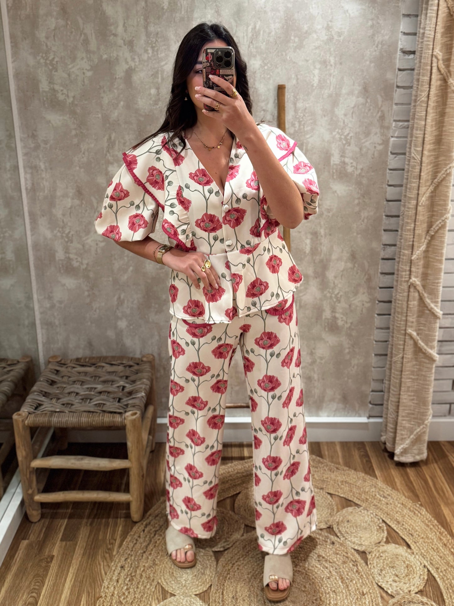 Conjunto floral compuesto por chaqueta corta tipo blazer y pantalón recto