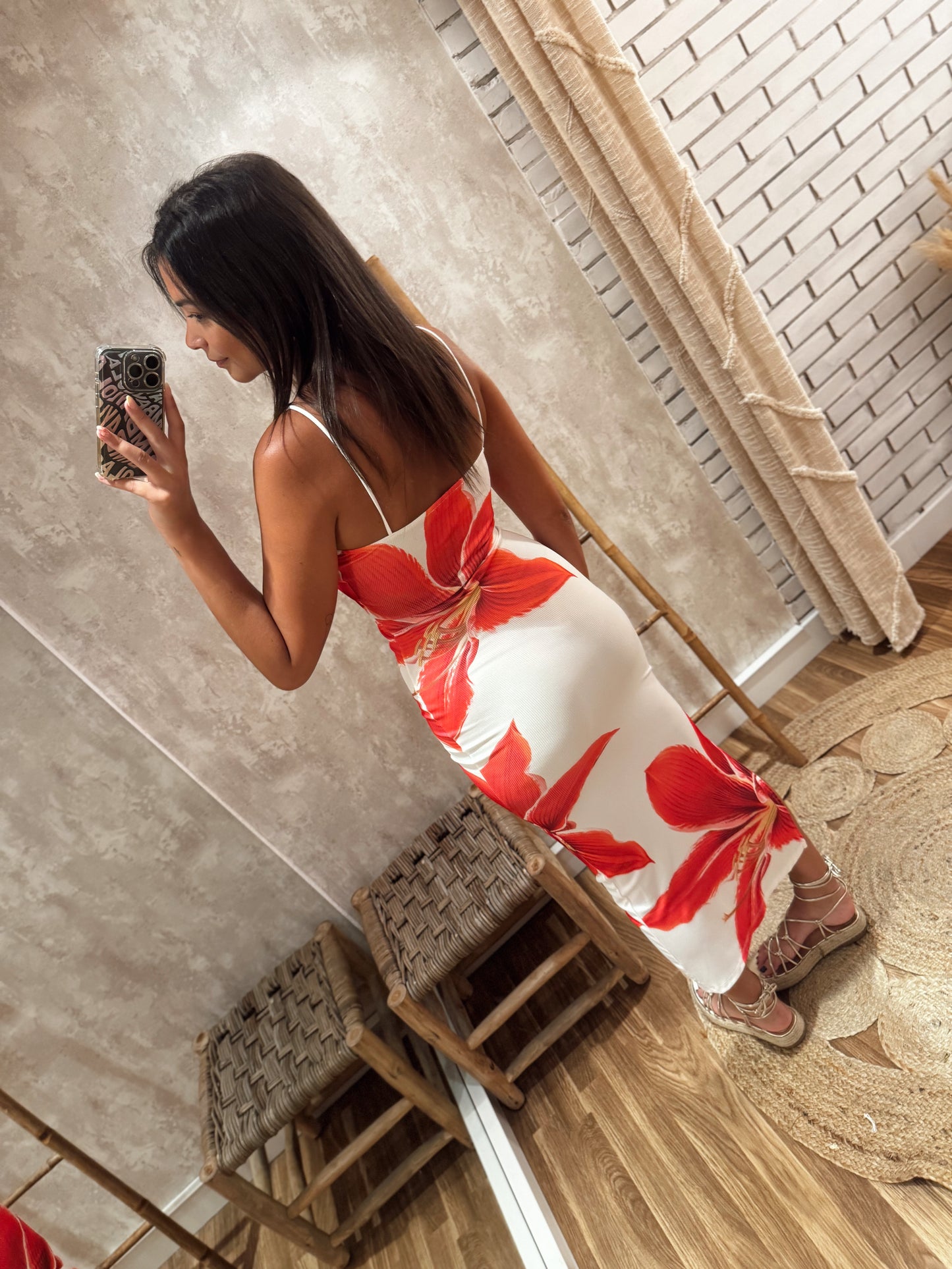 Vestido Canelado com Flor – Fundo Branco