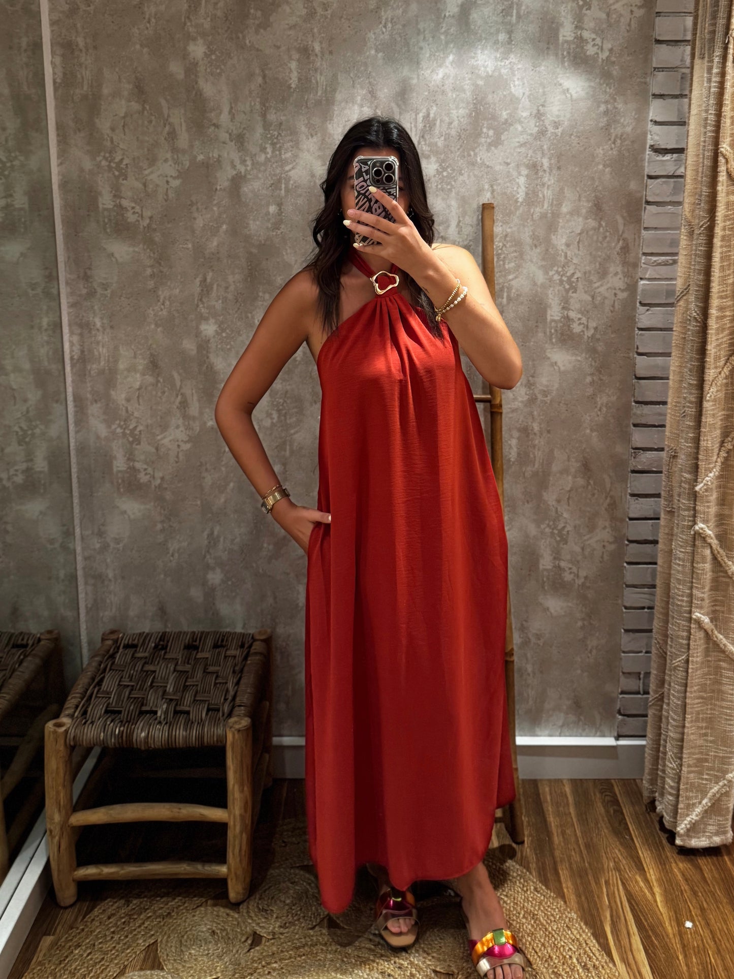 Vestido Fluido com Alças e Detalhe Metálico