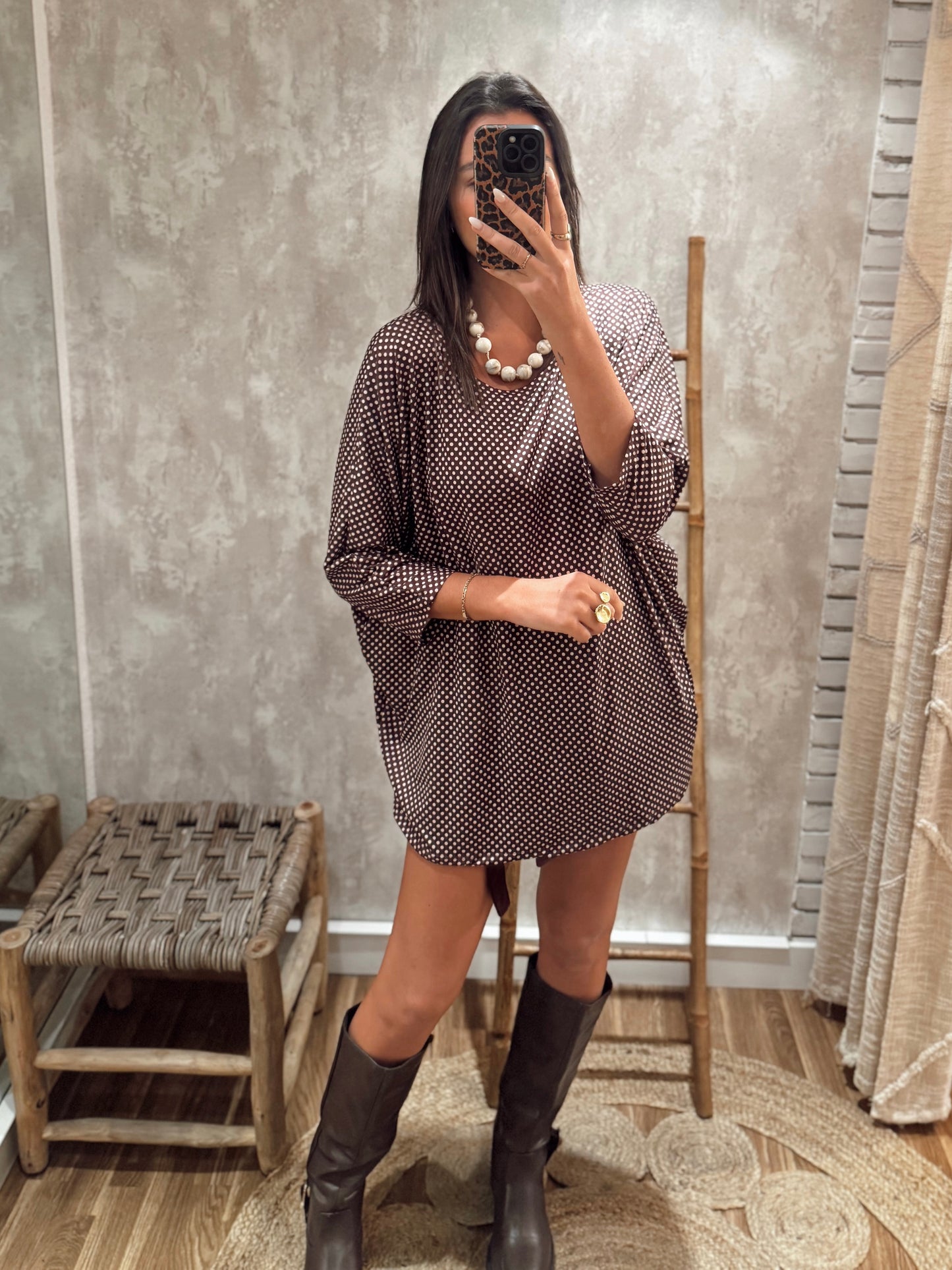 Blusa de corte largo com padrão de pequenas pintinhas