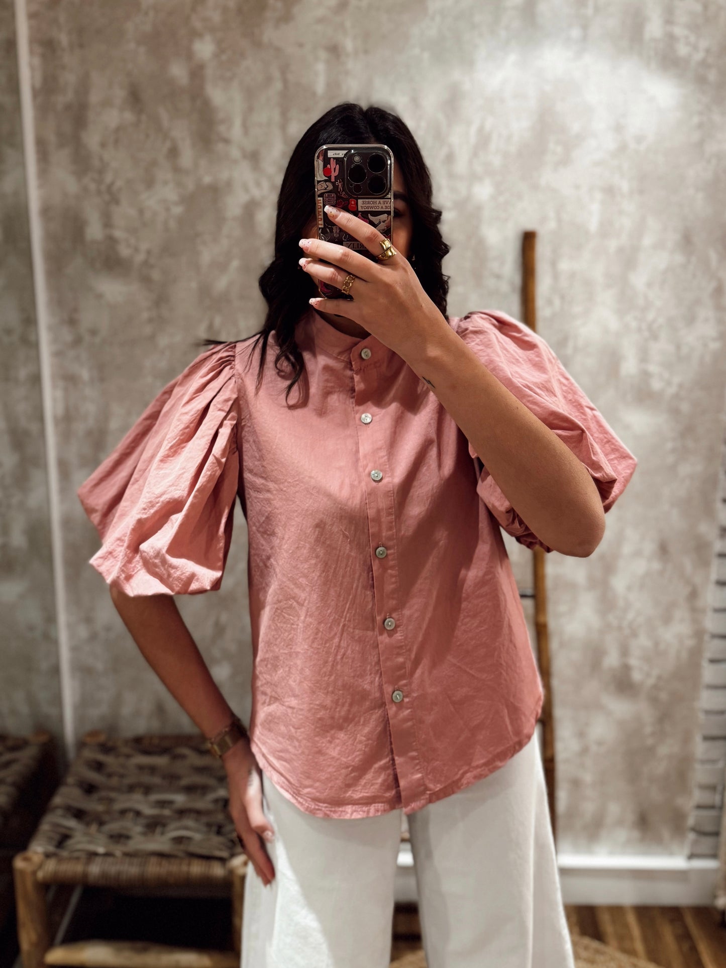 Camisa em algodão com corte direito e manga curta abalonada