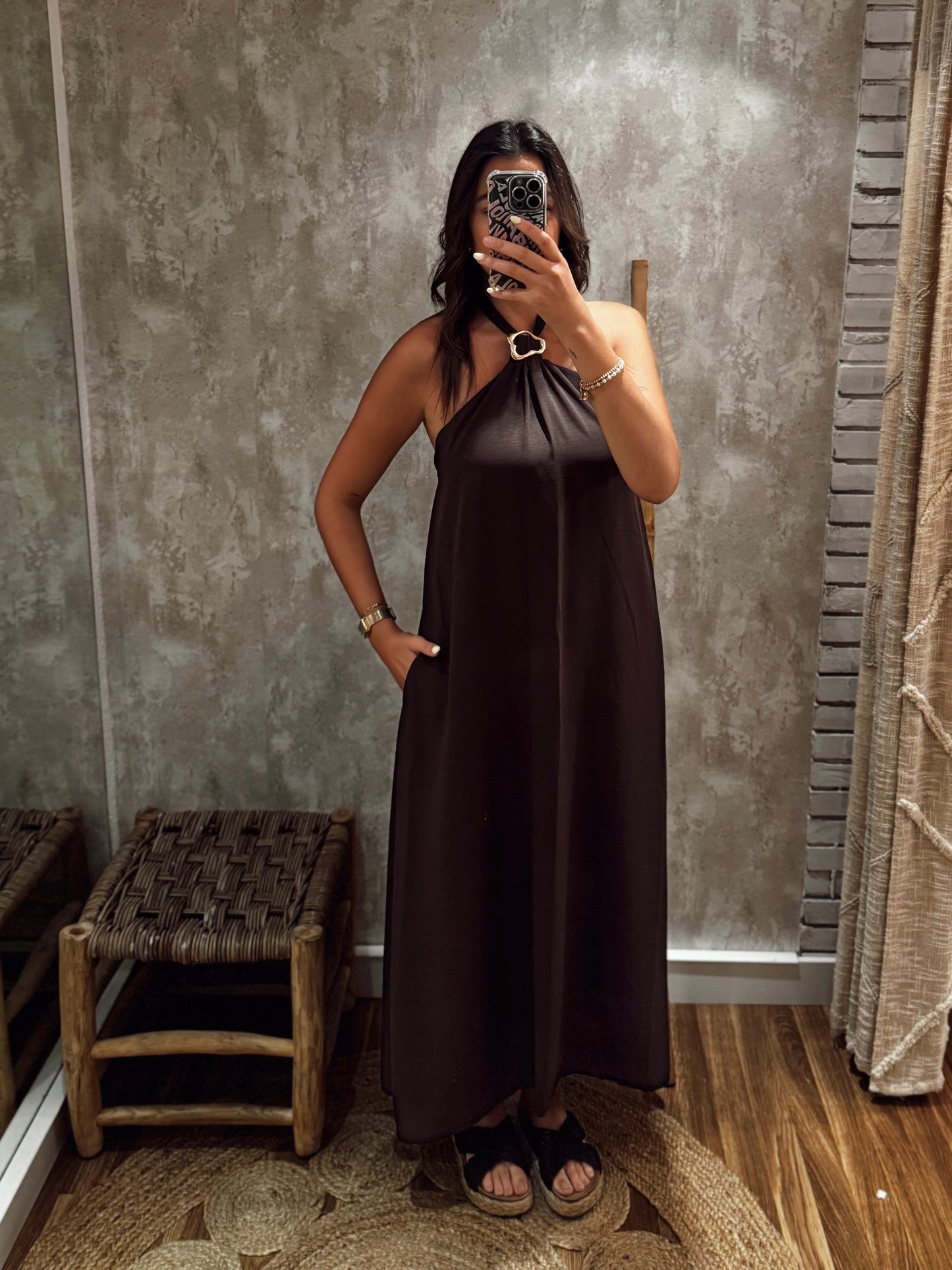 Vestido Fluido com Alças e Detalhe Metálico