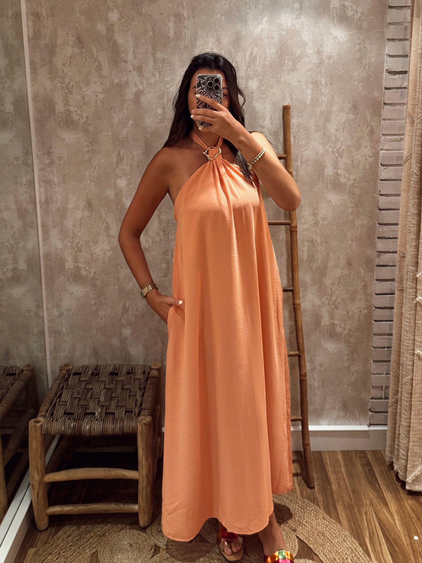 Vestido Fluido com Alças e Detalhe Metálico