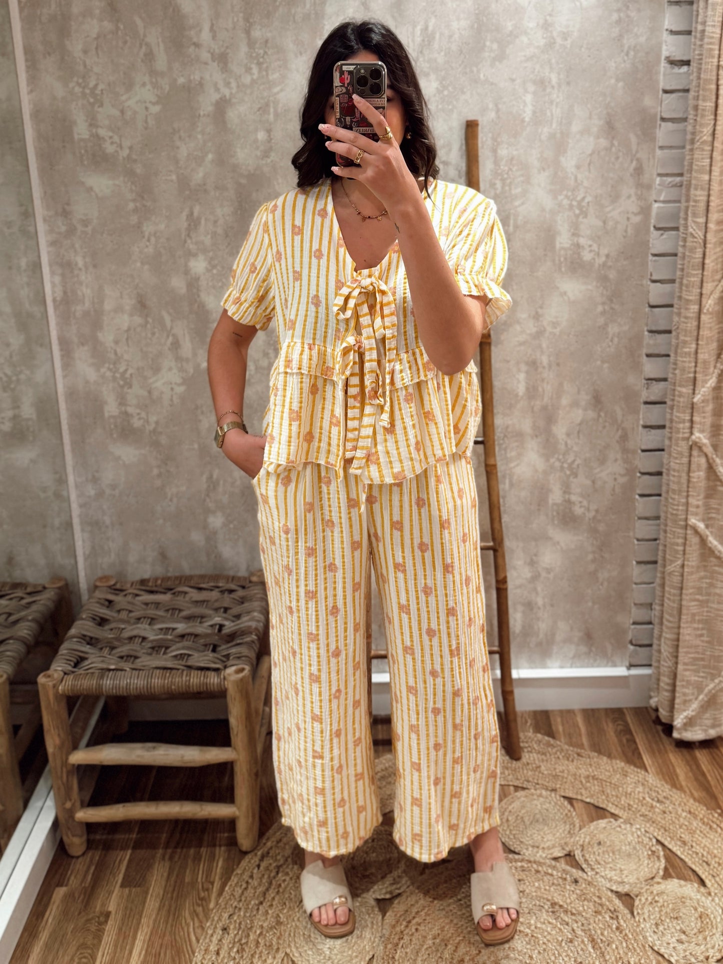 Blusa em tecido leve com padrão de riscas e flores