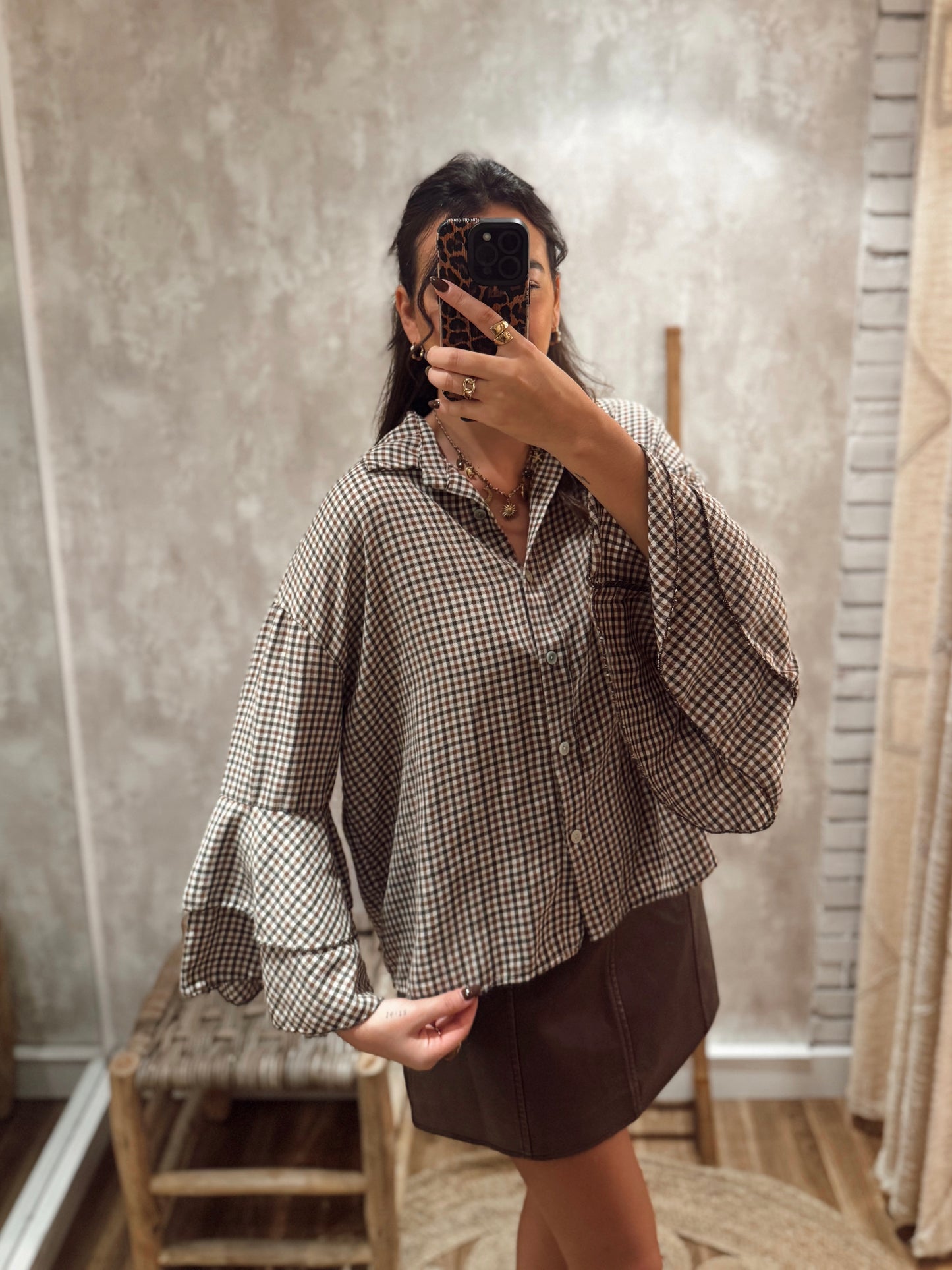 Camisa em padrão axadrezado c/folhos nas mangas