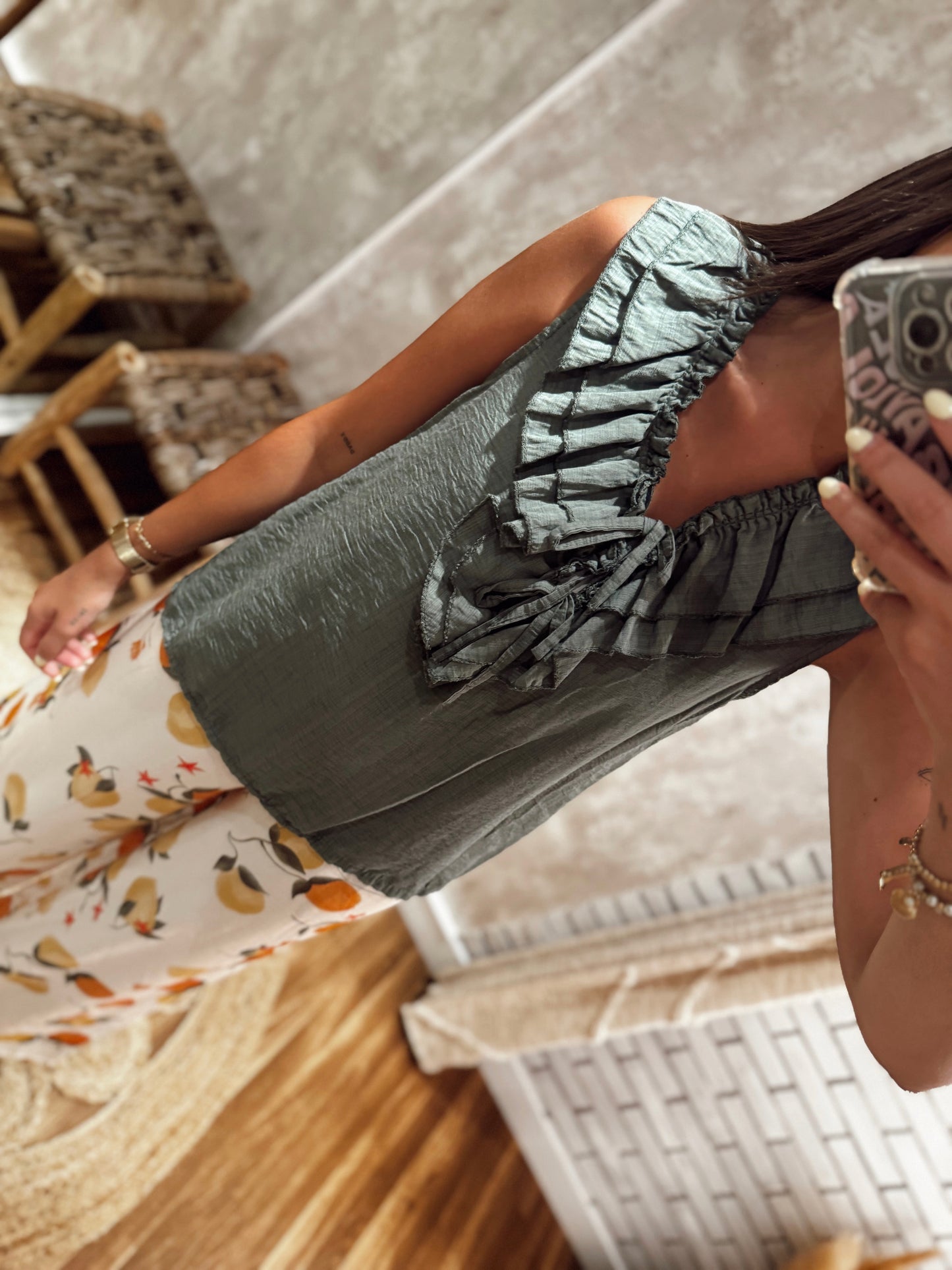 Blusa leve e fluída com detalhe de folhos no decote