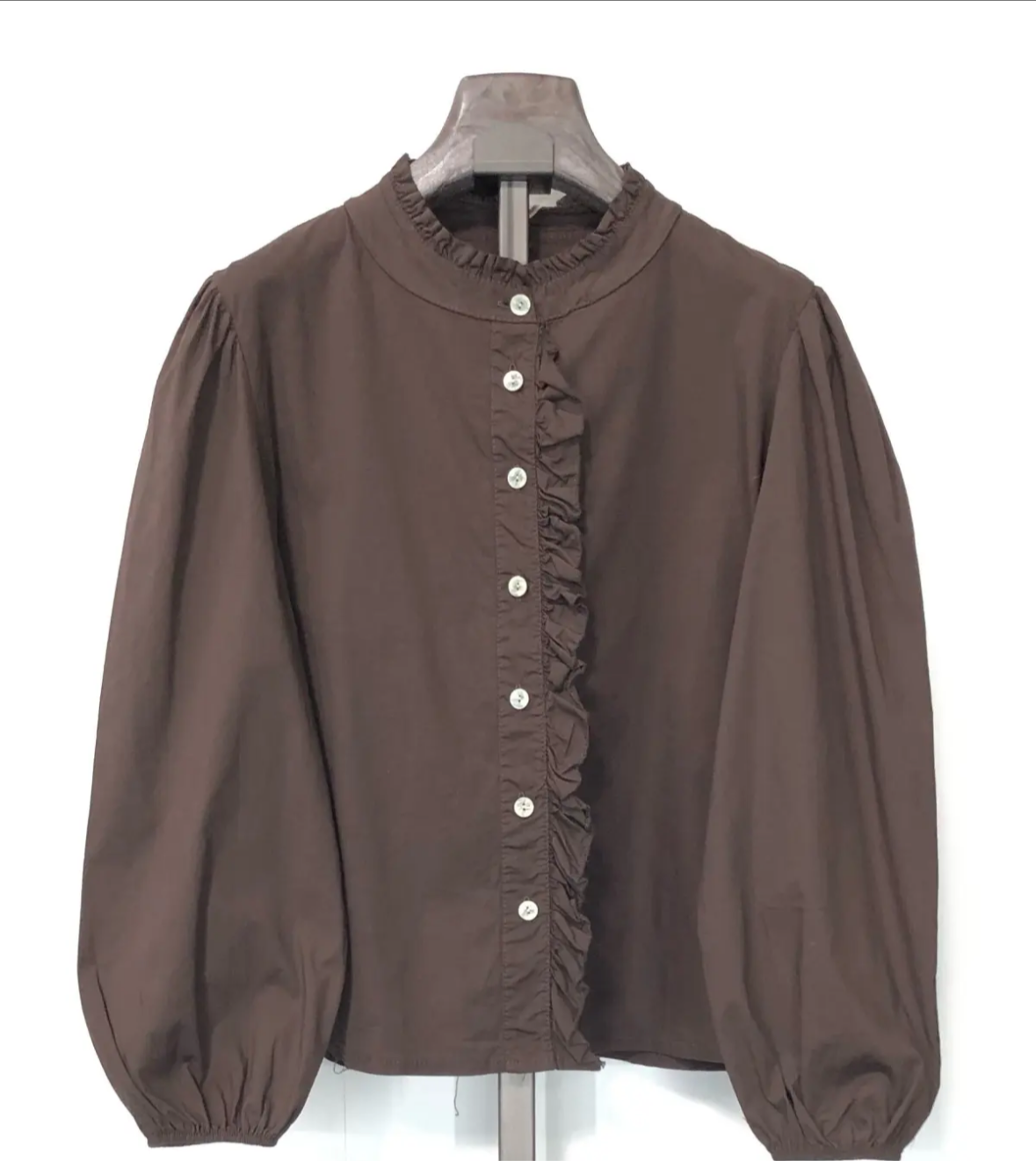 Camisa con mangas abullonadas y cuello sacerdote
