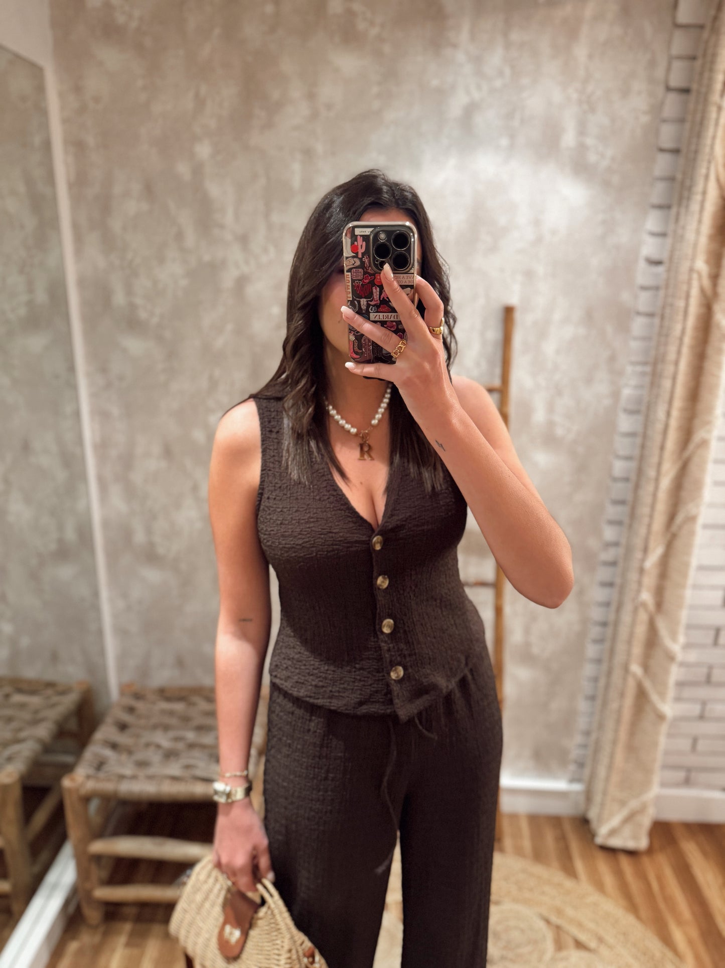 Conjunto de chaleco y pantalón marrón con tejido texturizado