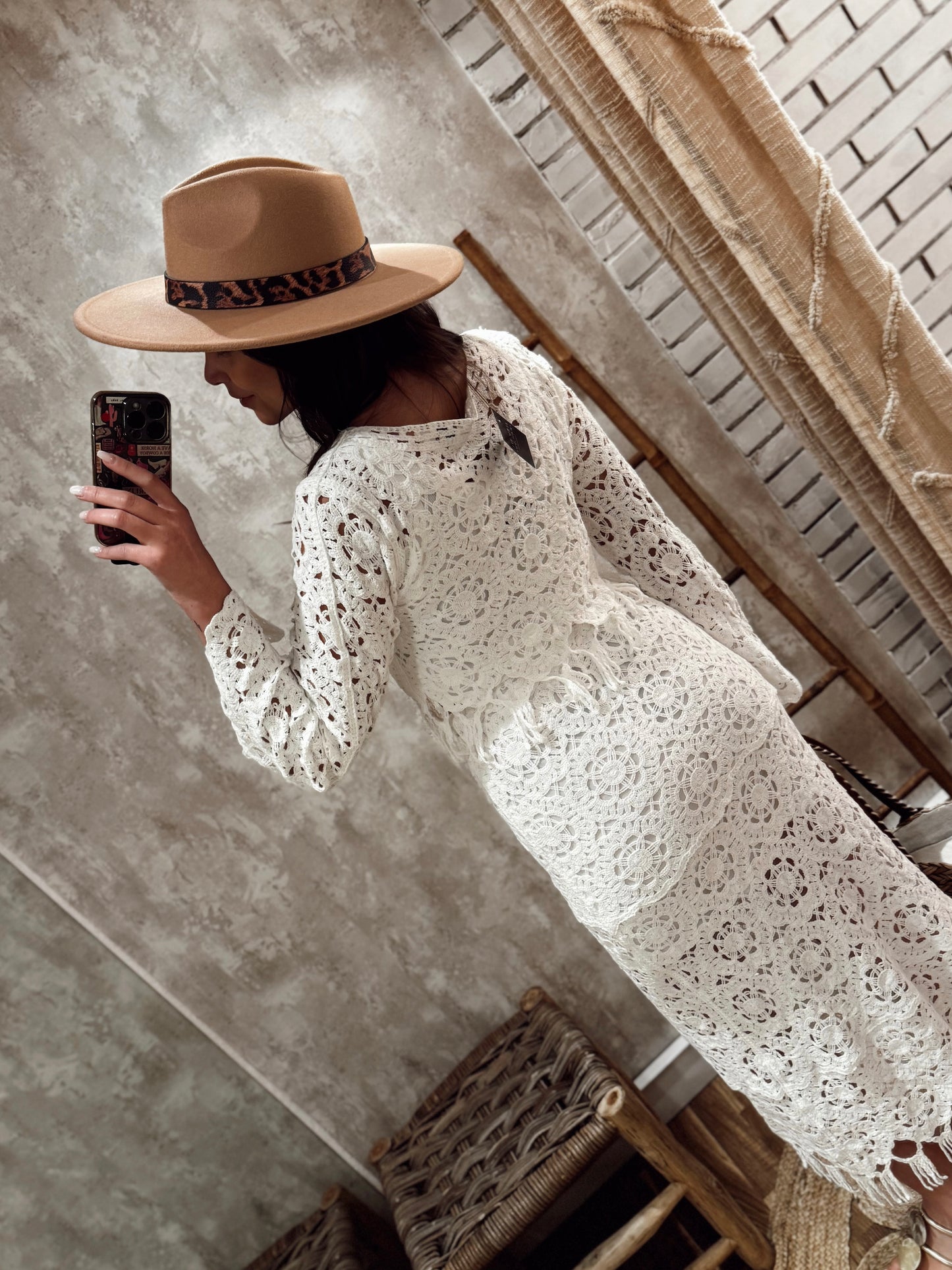 Conjunto de crochet compuesto por blusa de manga larga y falda midi