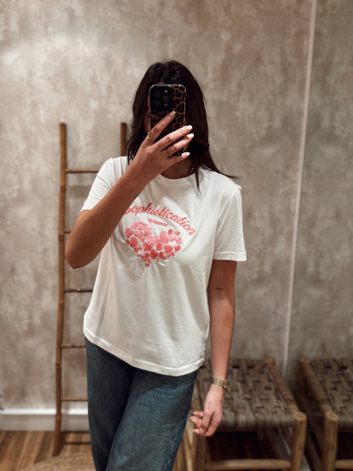Camiseta con corazones bordados