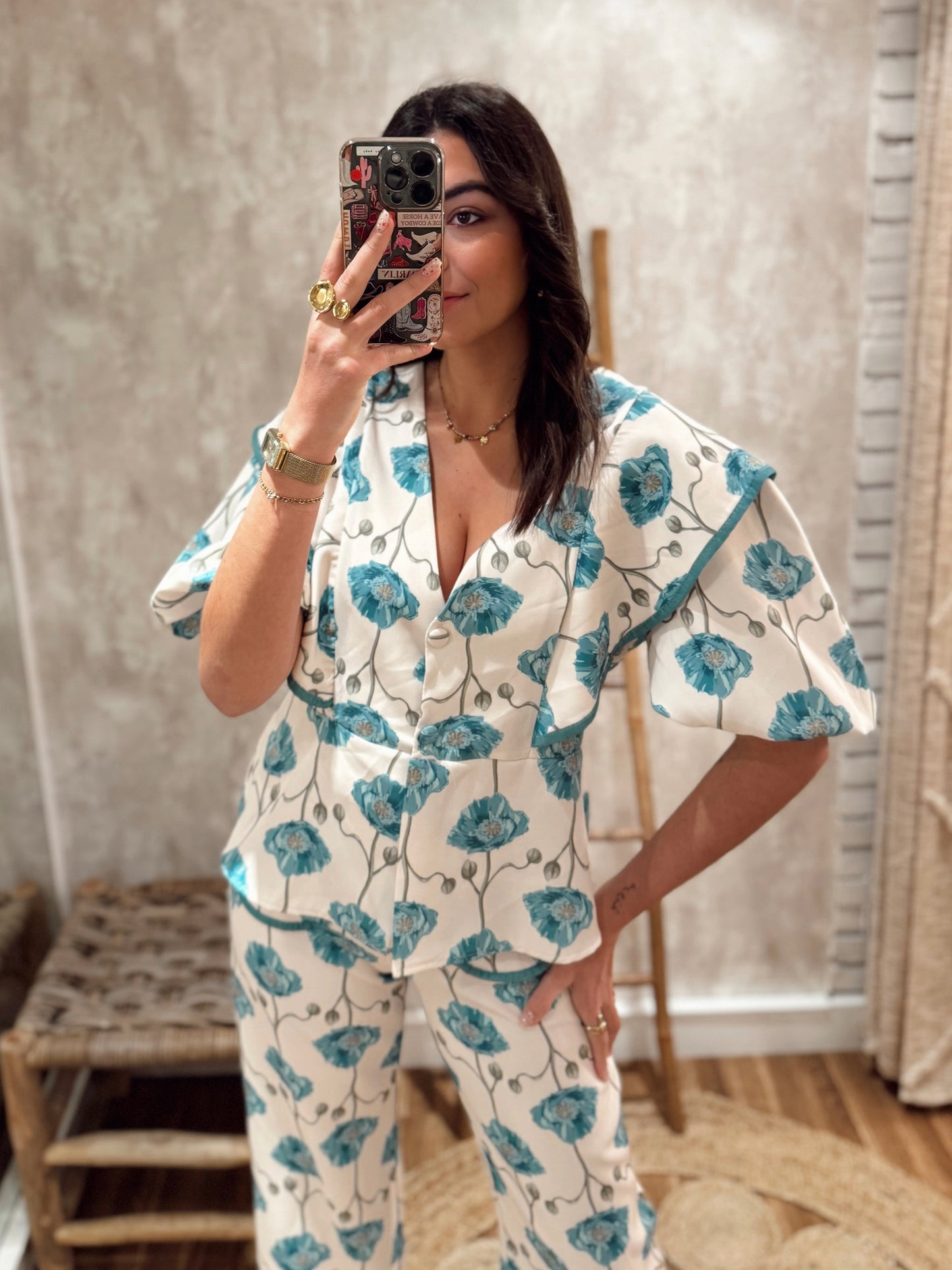 Conjunto floral compuesto por chaqueta corta tipo blazer y pantalón recto